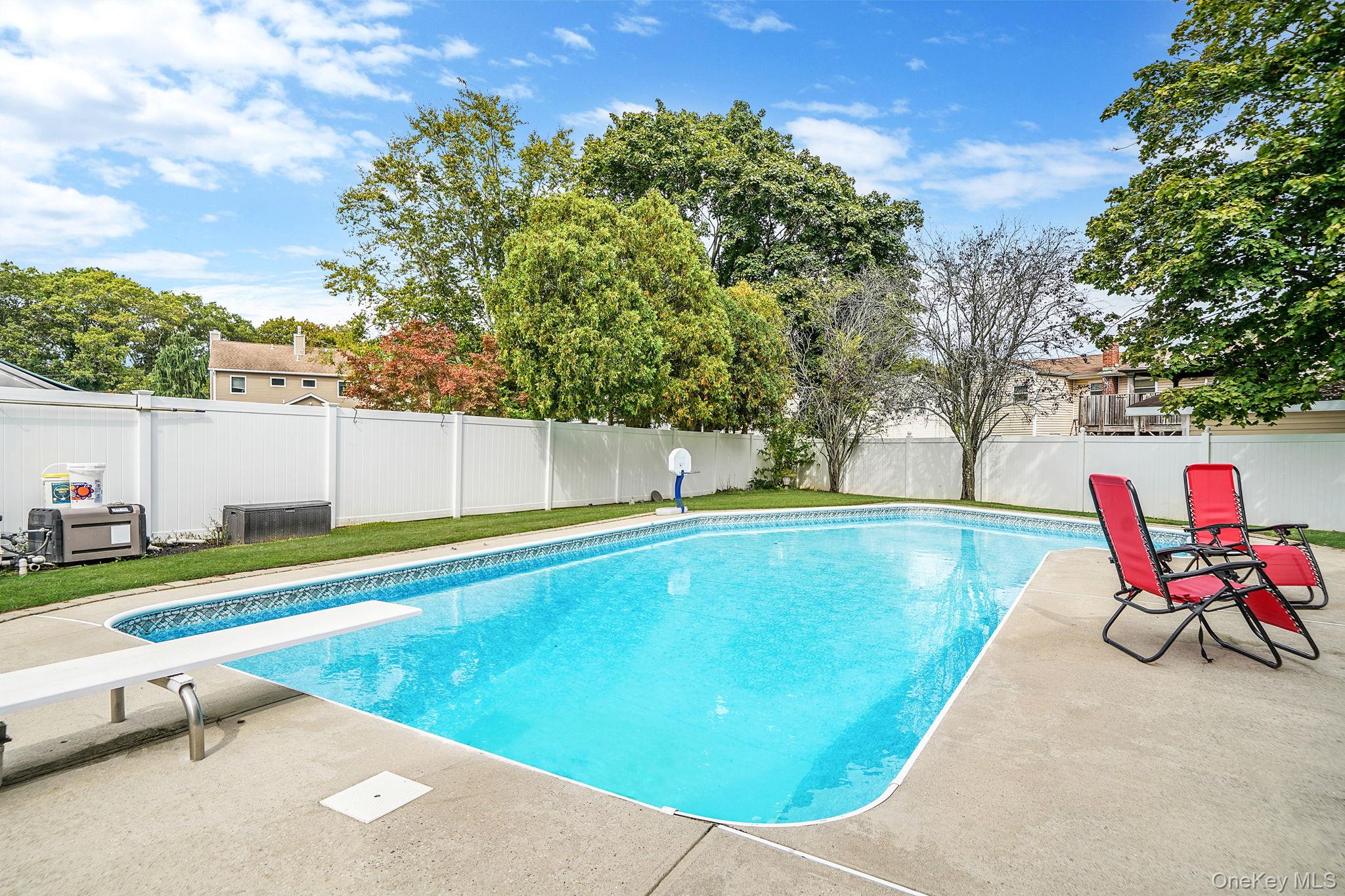 16 Leo Court, Bay Shore, NY 11706