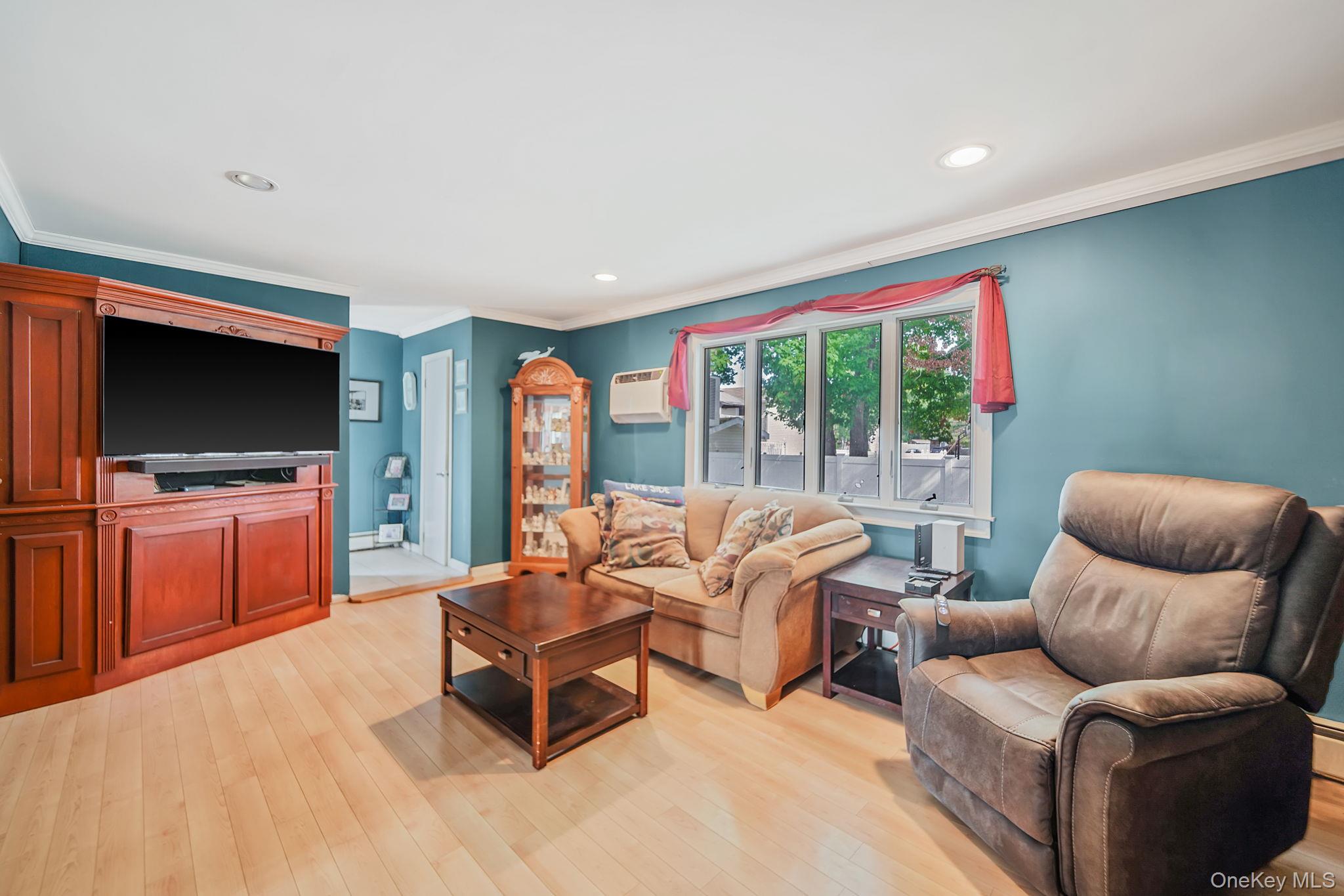 16 Leo Court, Bay Shore, NY 11706