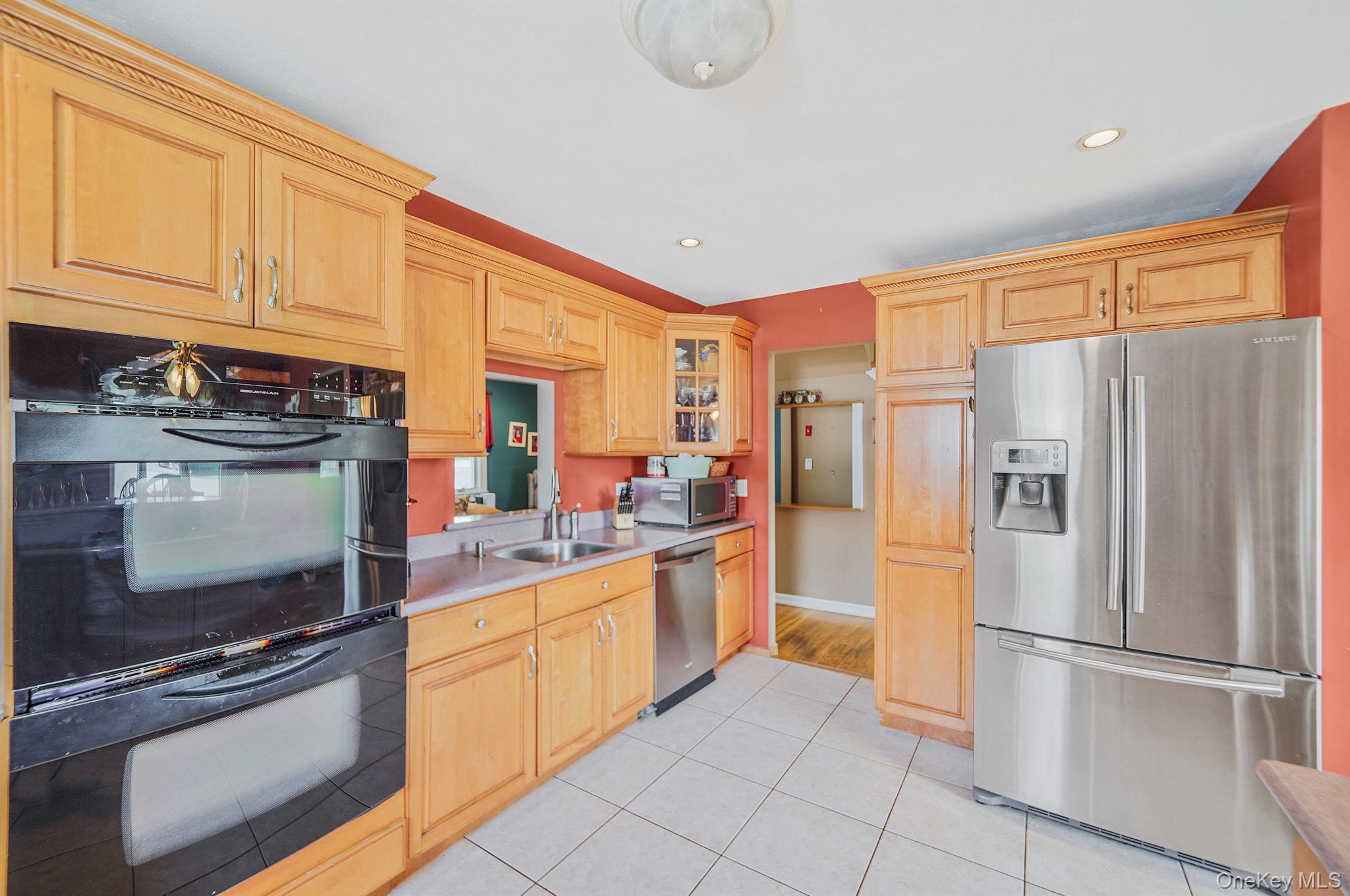 16 Leo Court, Bay Shore, NY 11706