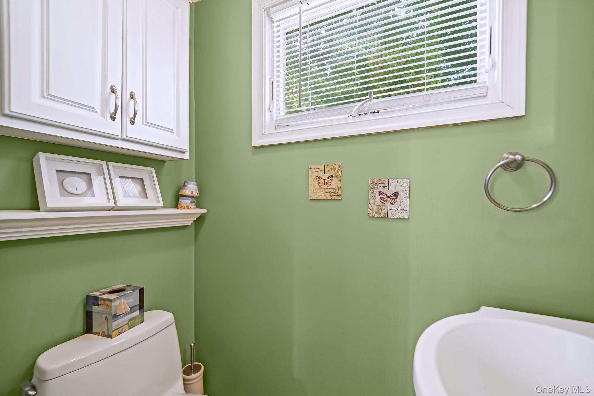 16 Leo Court, Bay Shore, NY 11706