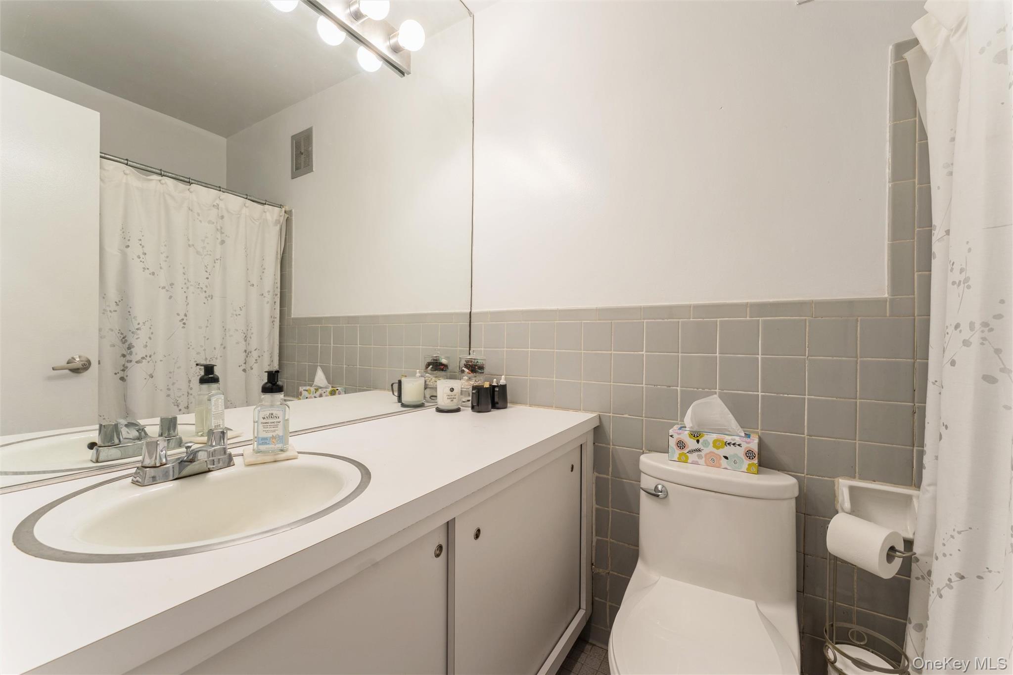 61 Maine Avenue # D14, Rockville Centre, NY 11570