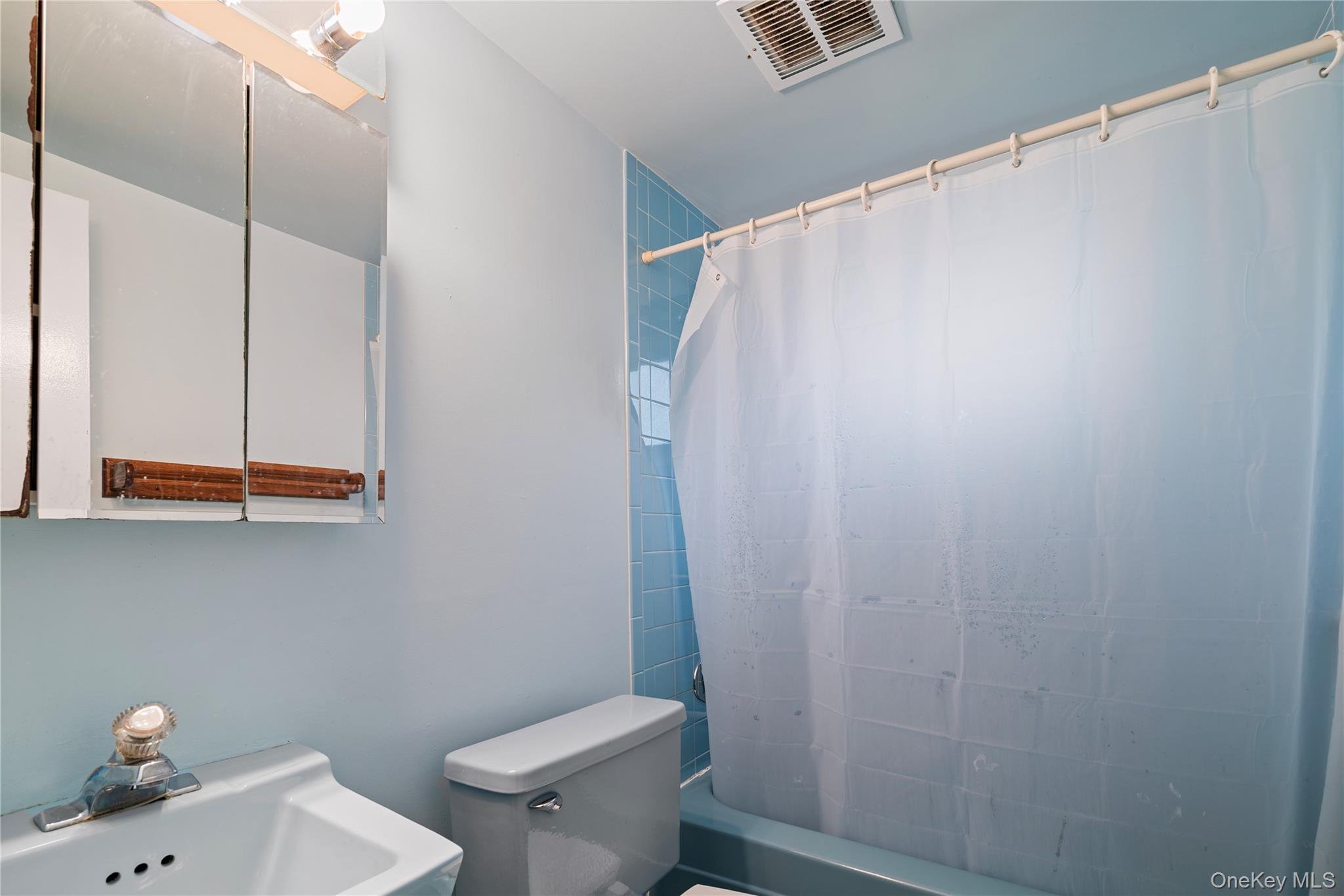 52 Dover Street, Lindenhurst, NY 11757