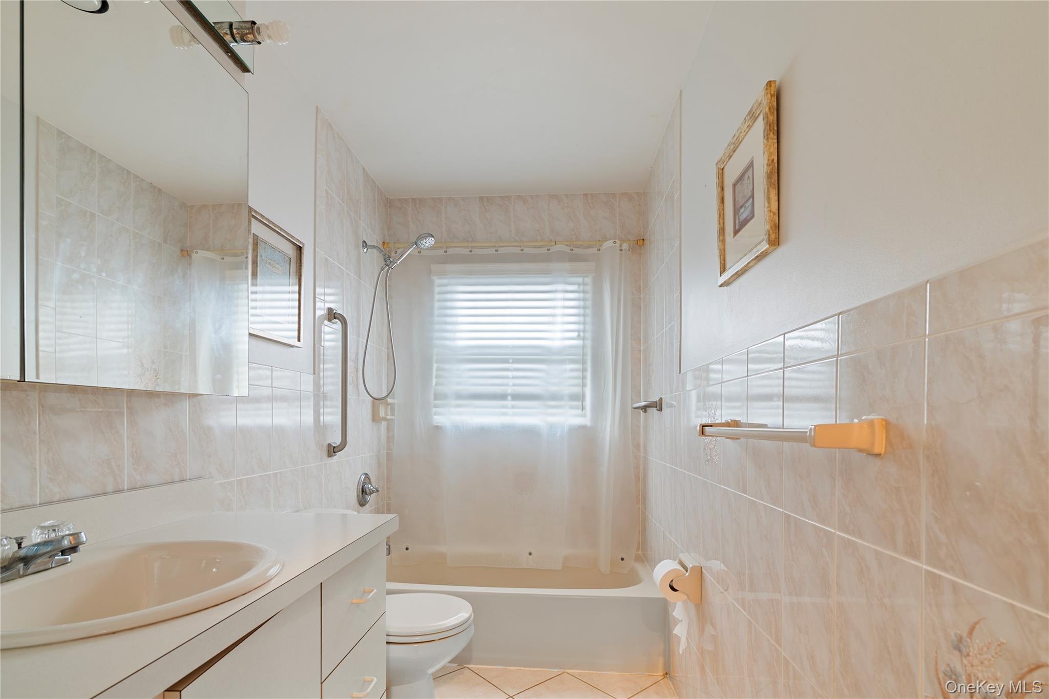 52 Dover Street, Lindenhurst, NY 11757