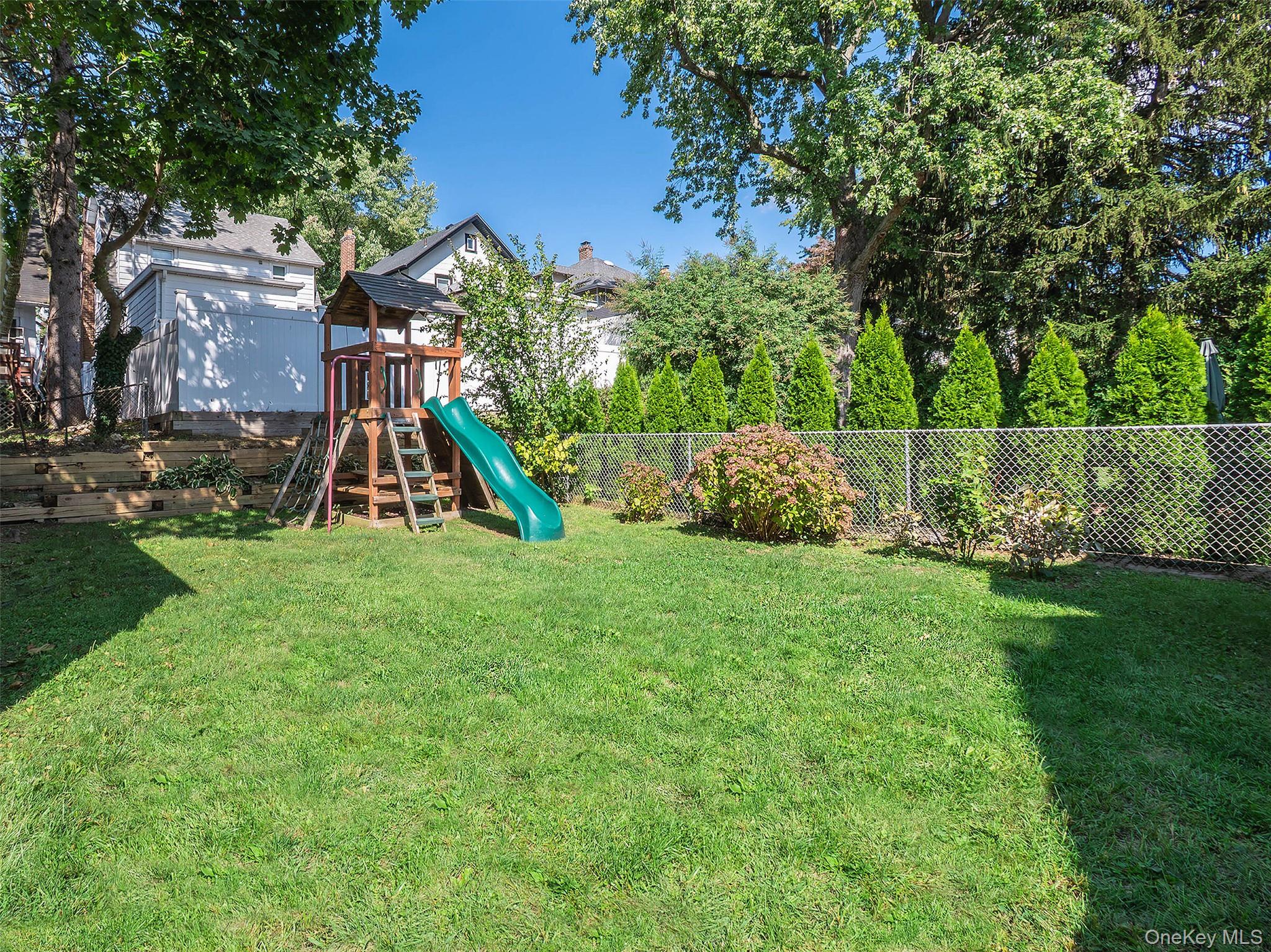 11 Park Avenue, Port Washington, NY 11050