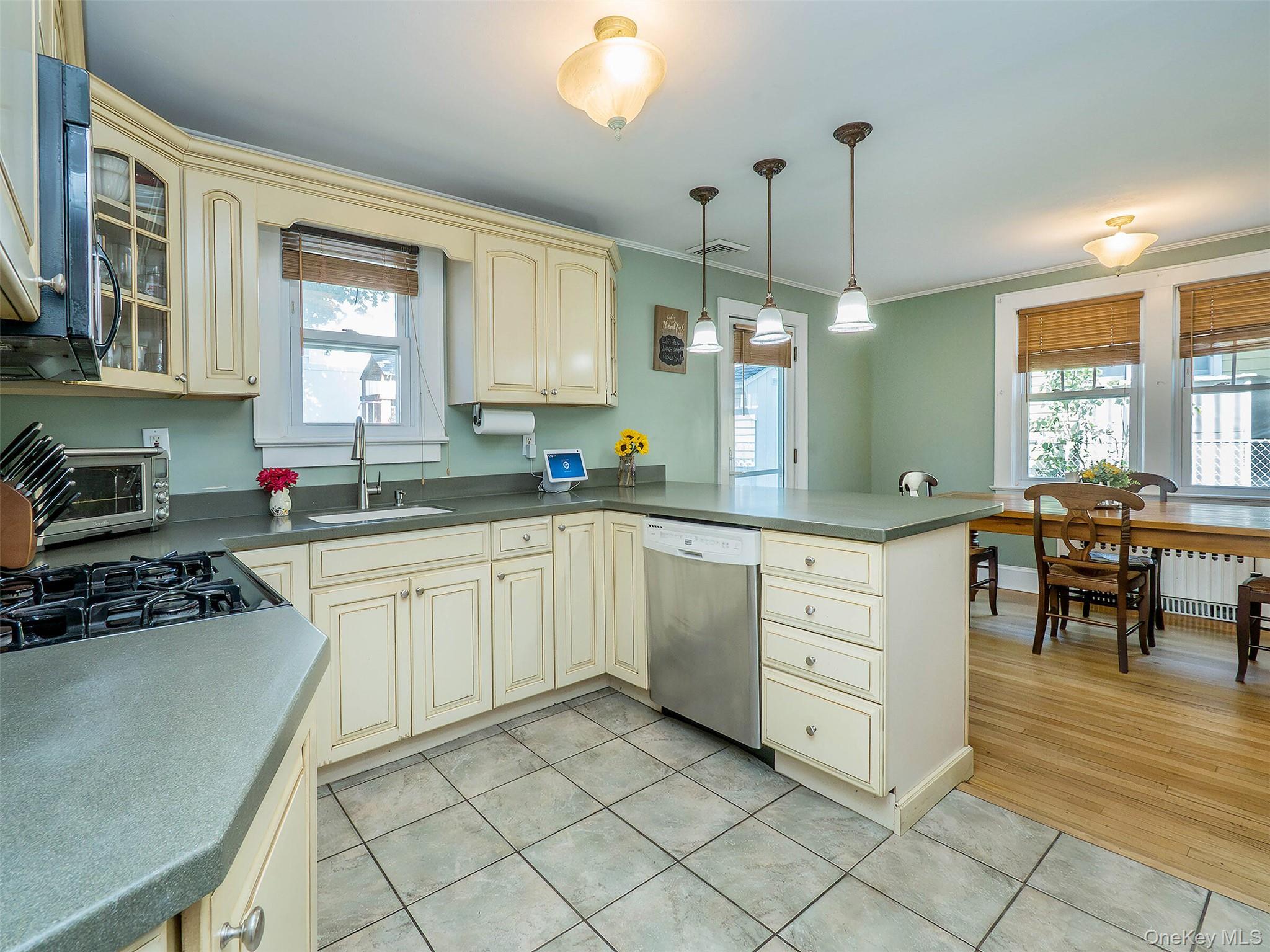 11 Park Avenue, Port Washington, NY 11050