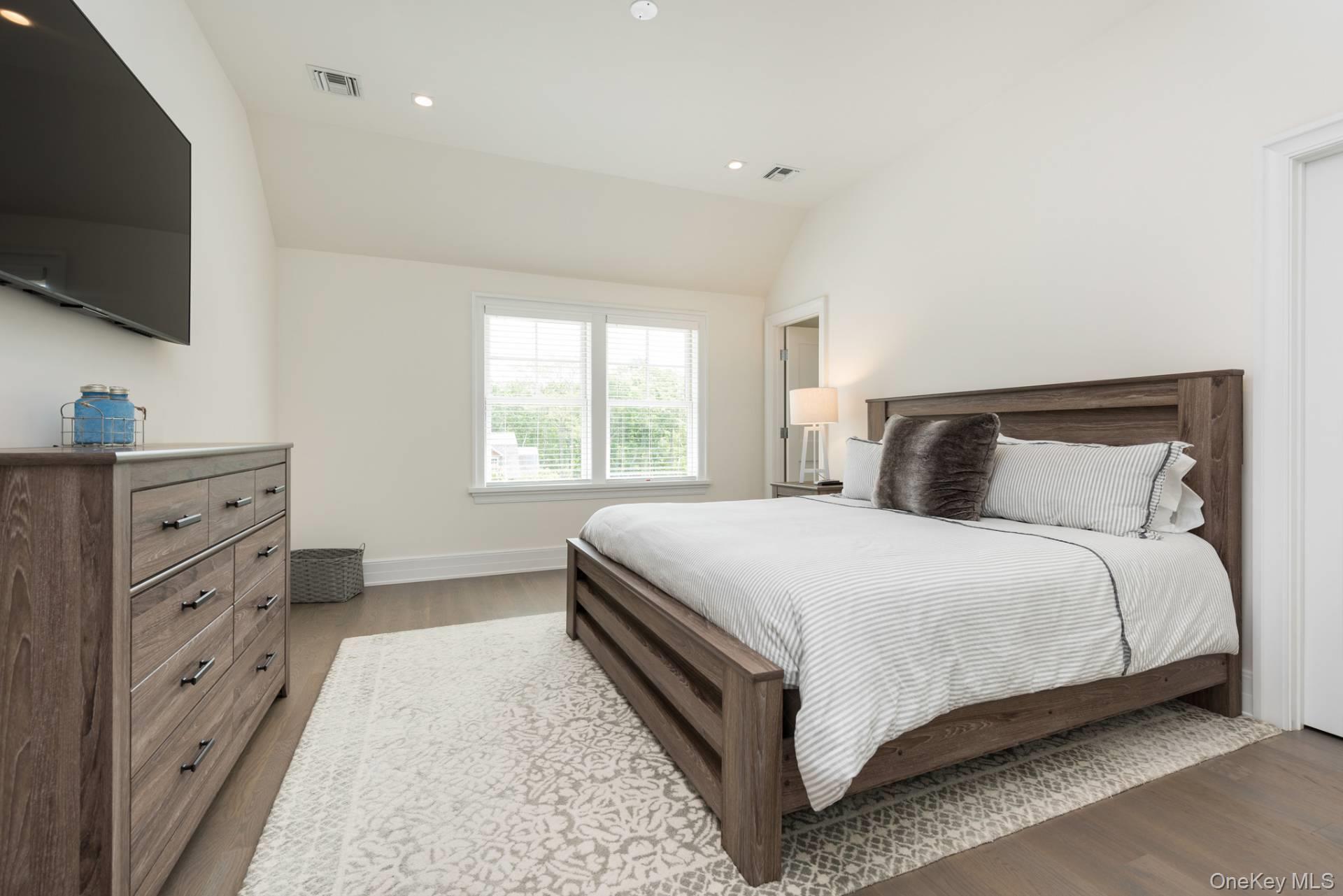 2 Rose Court, Southampton, NY 11968