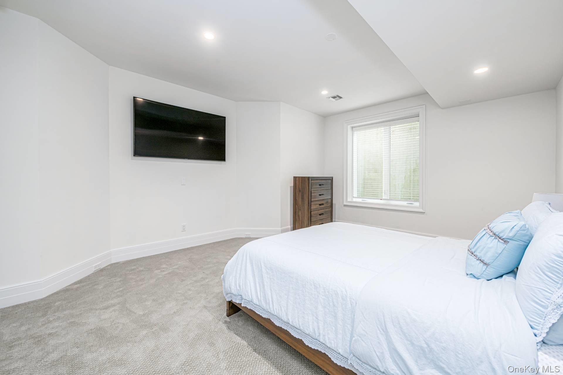 2 Rose Court, Southampton, NY 11968