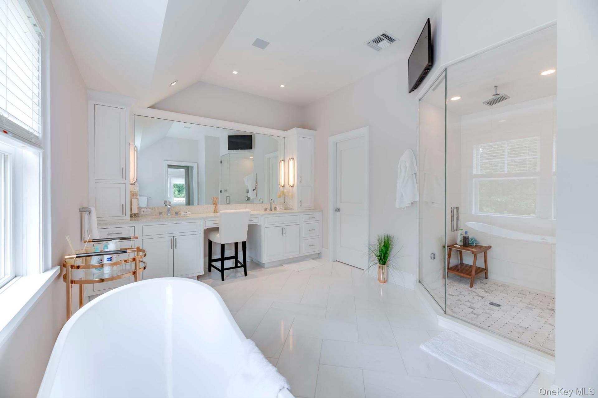 2 Rose Court, Southampton, NY 11968