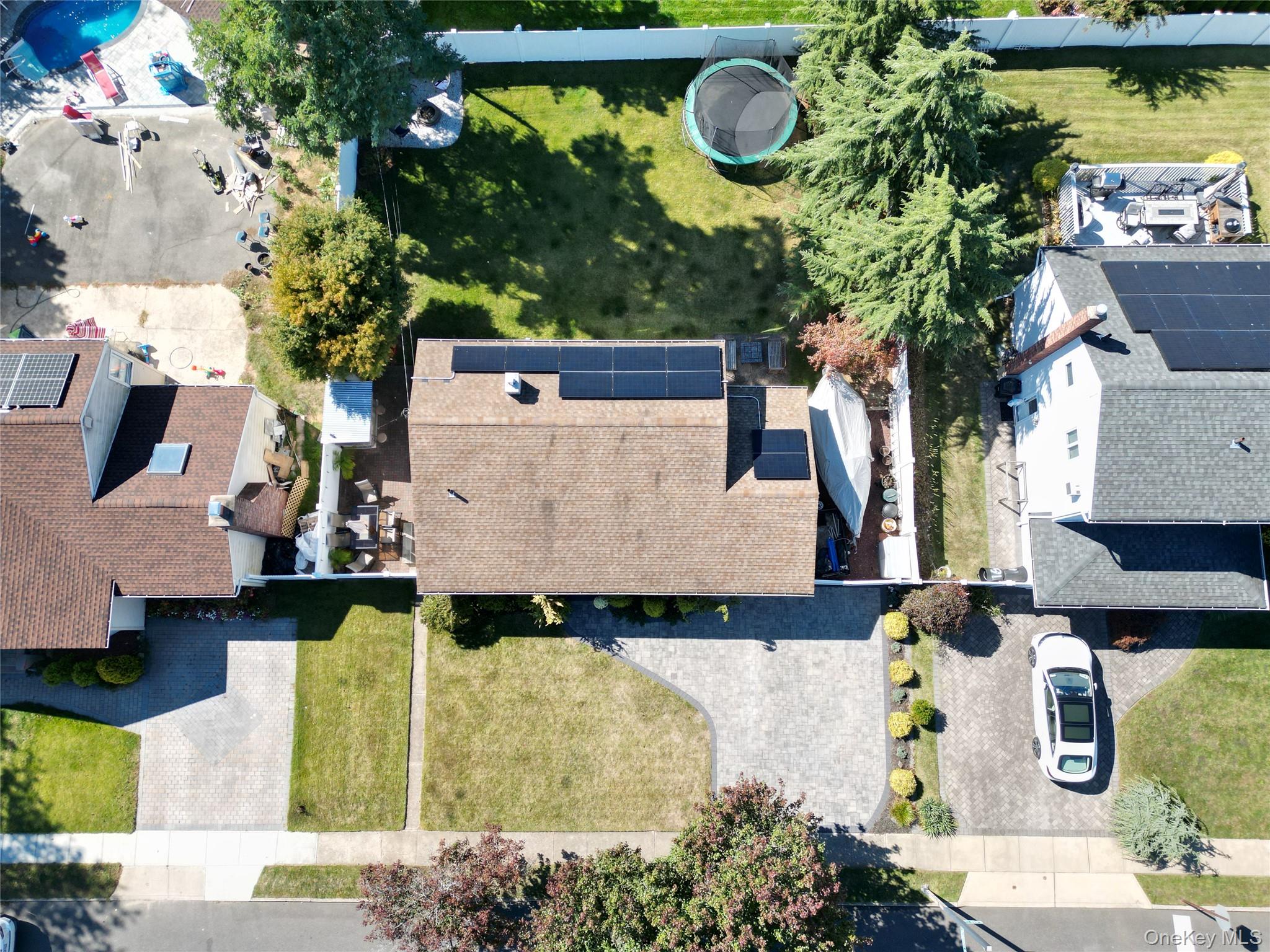 18 Lois Lane, Farmingdale, NY 11735