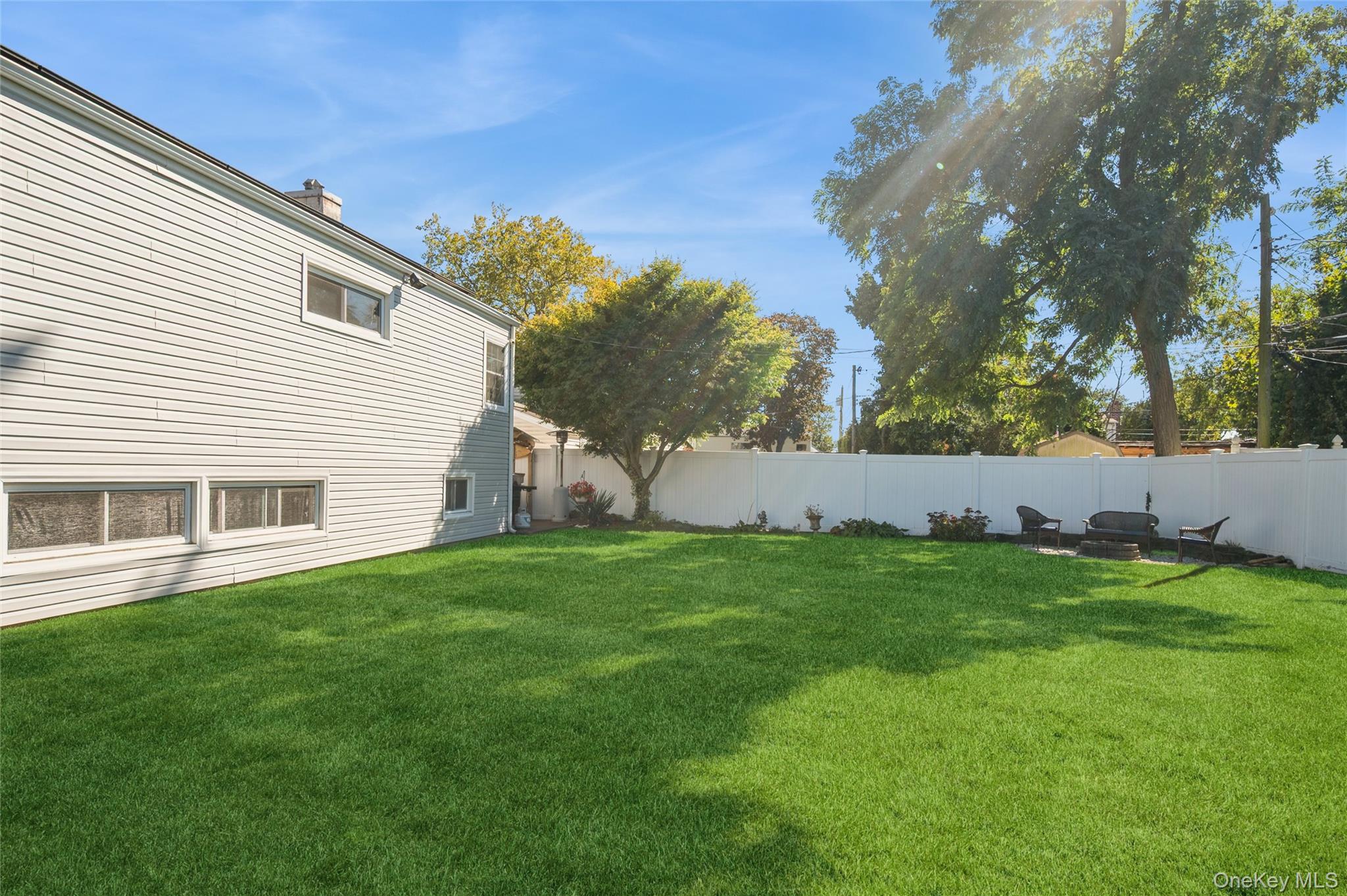 18 Lois Lane, Farmingdale, NY 11735