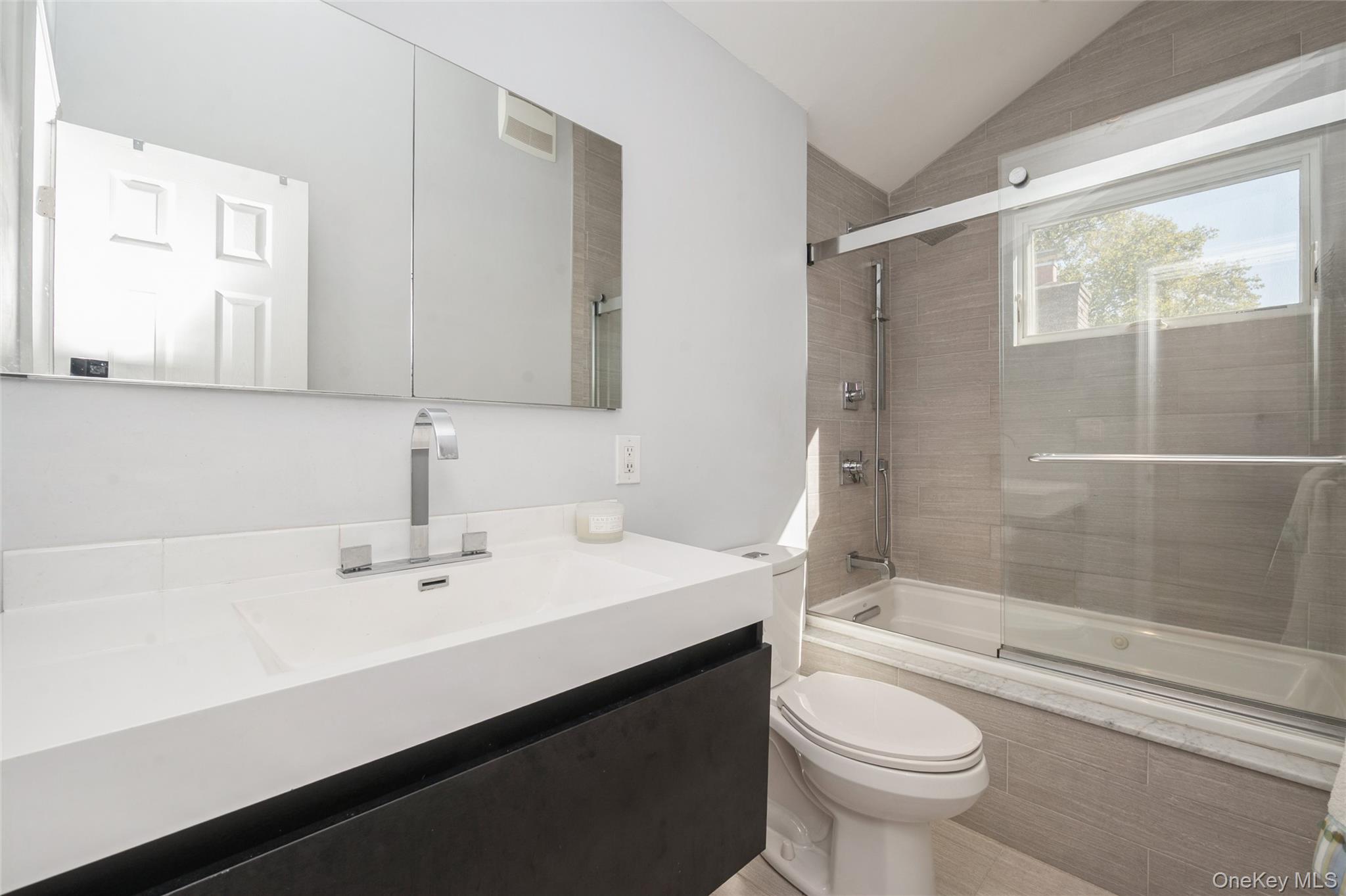 18 Lois Lane, Farmingdale, NY 11735