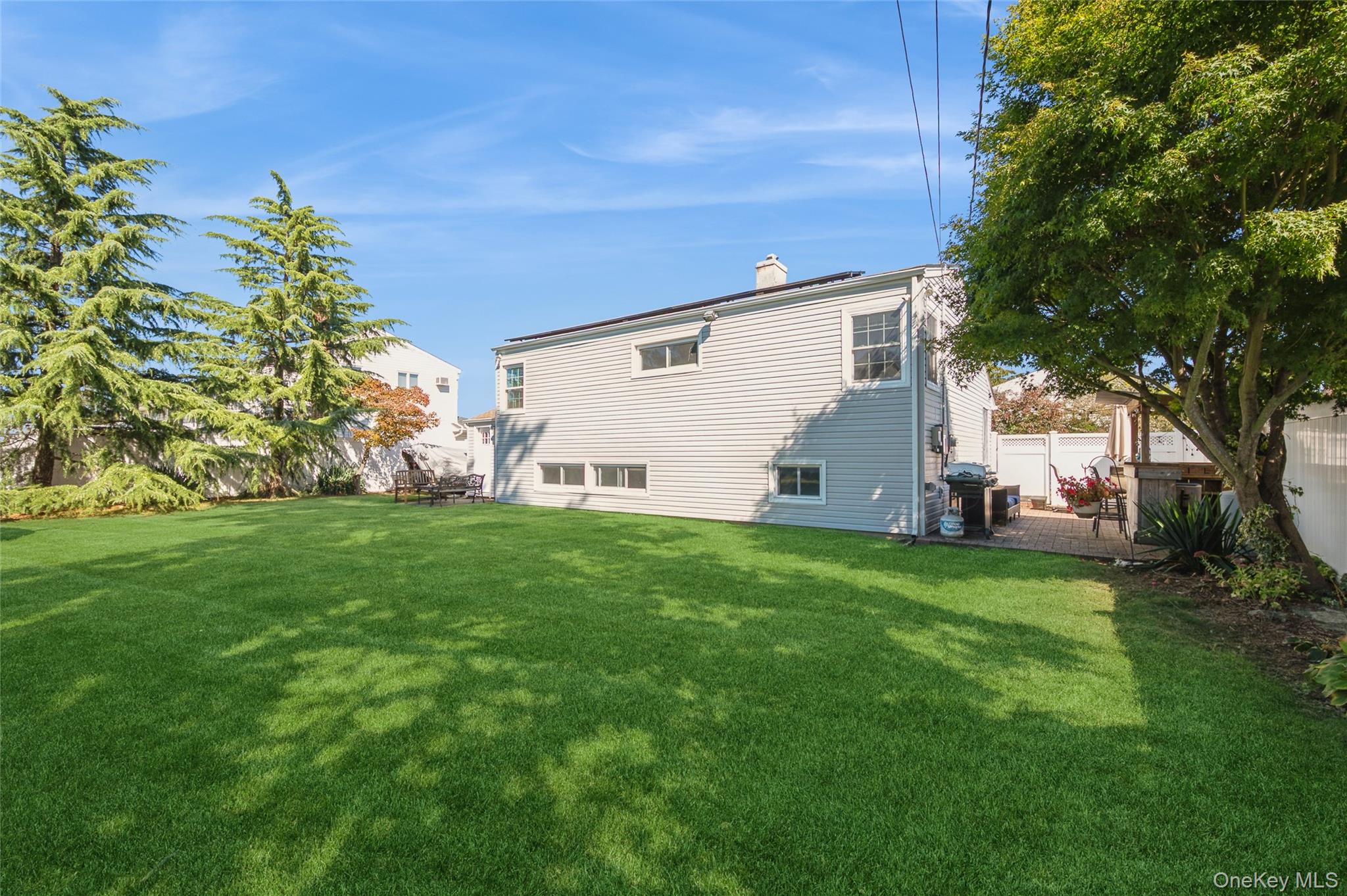 18 Lois Lane, Farmingdale, NY 11735