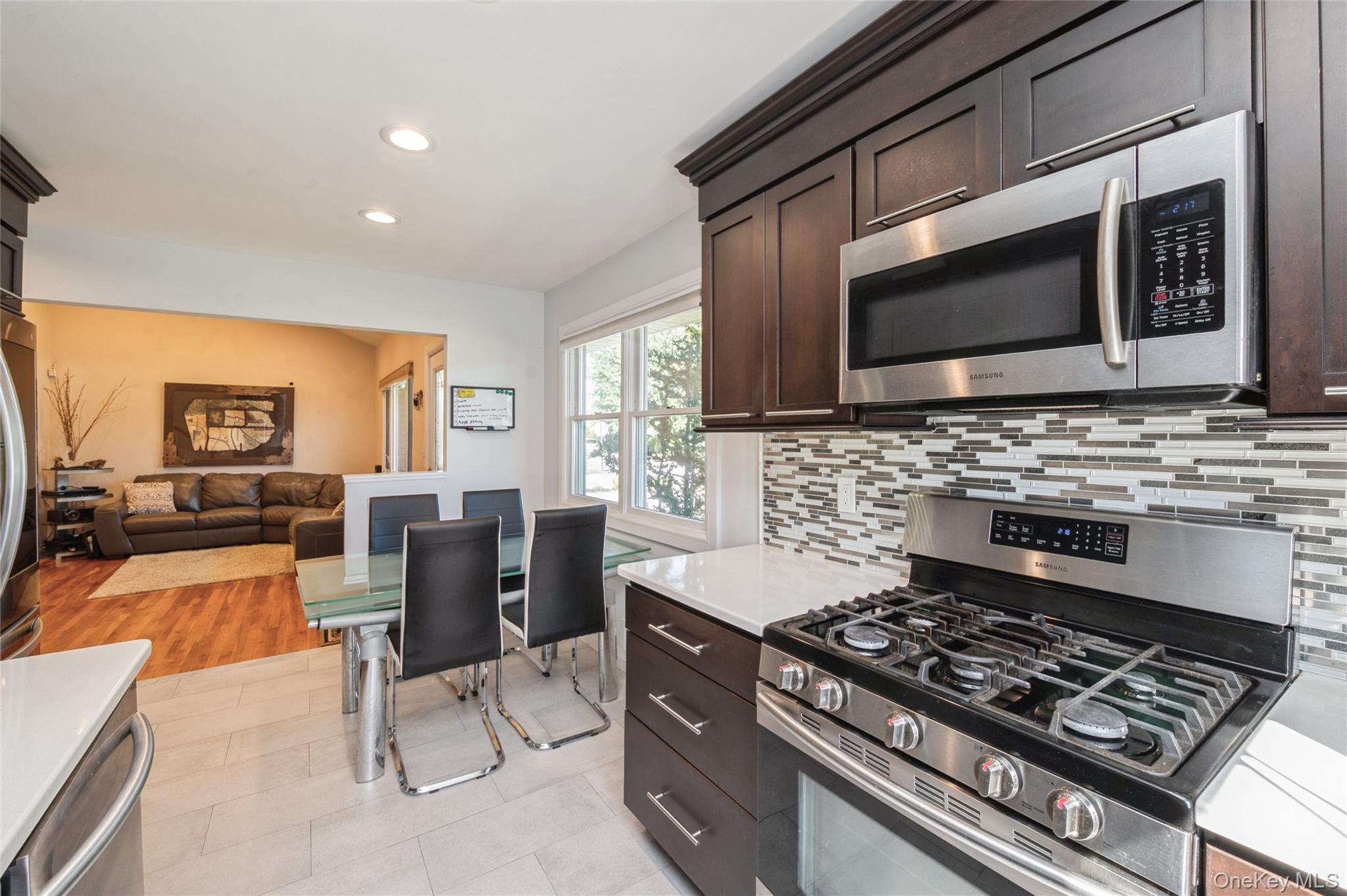 18 Lois Lane, Farmingdale, NY 11735