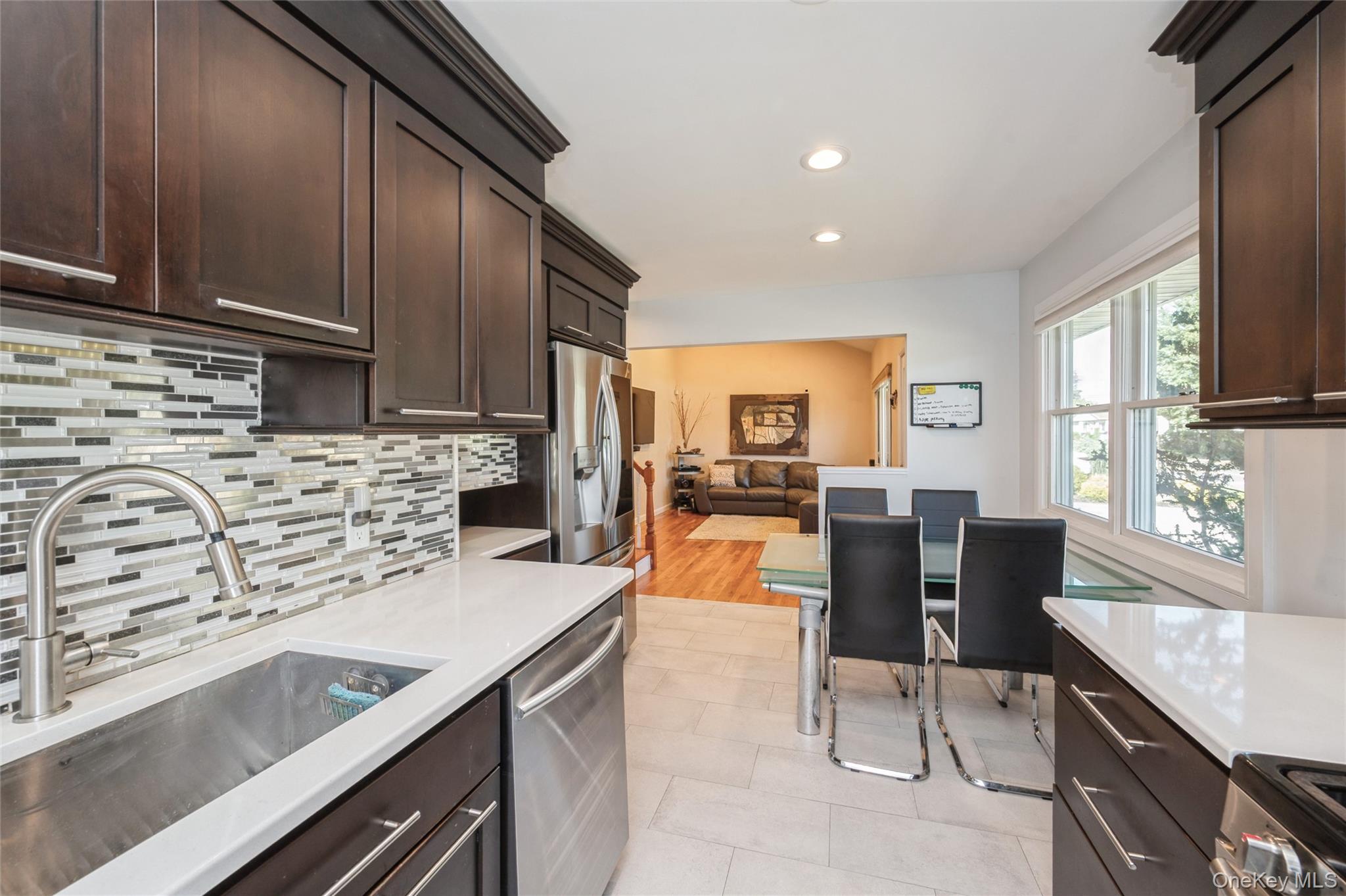 18 Lois Lane, Farmingdale, NY 11735