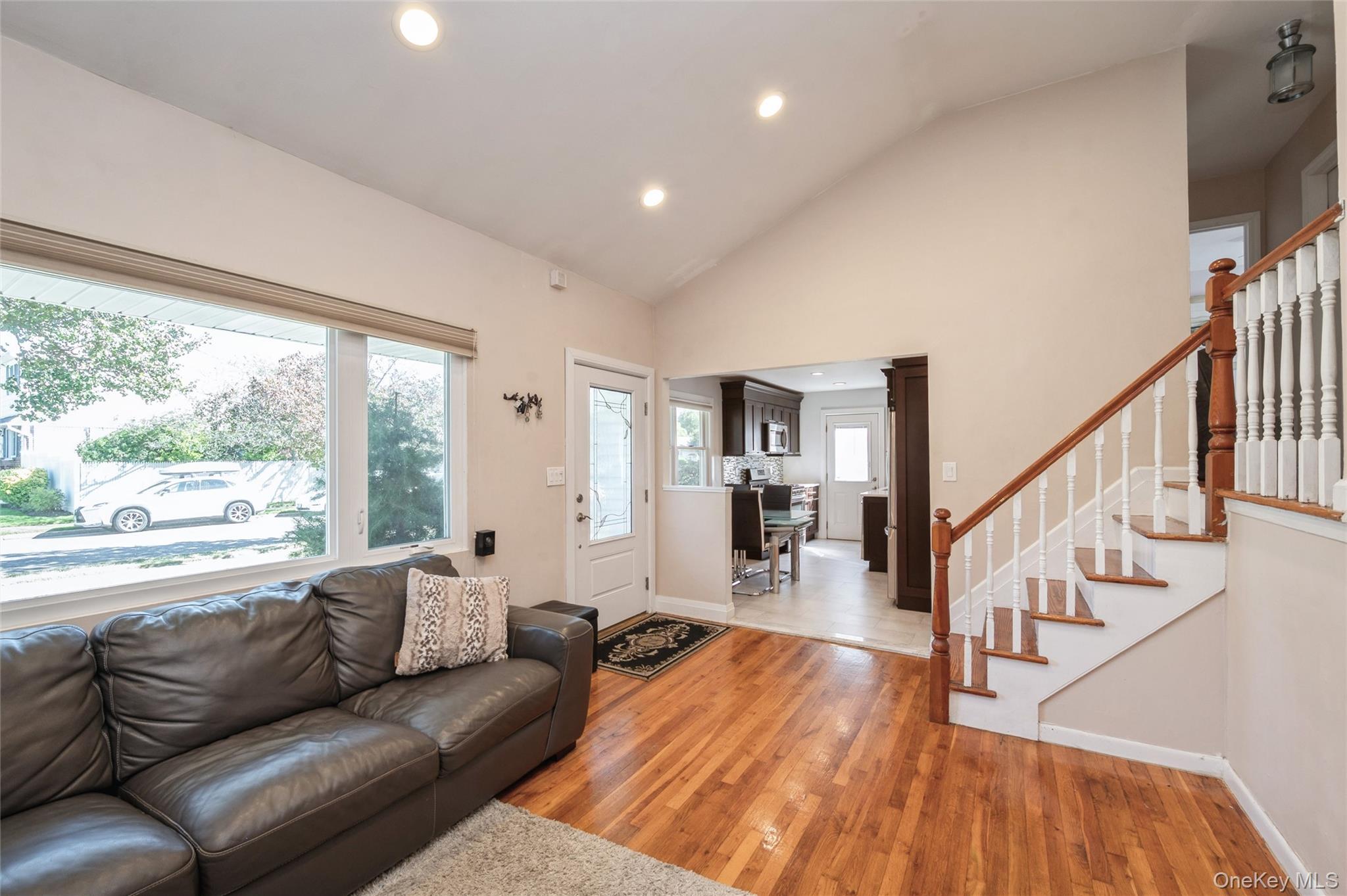 18 Lois Lane, Farmingdale, NY 11735