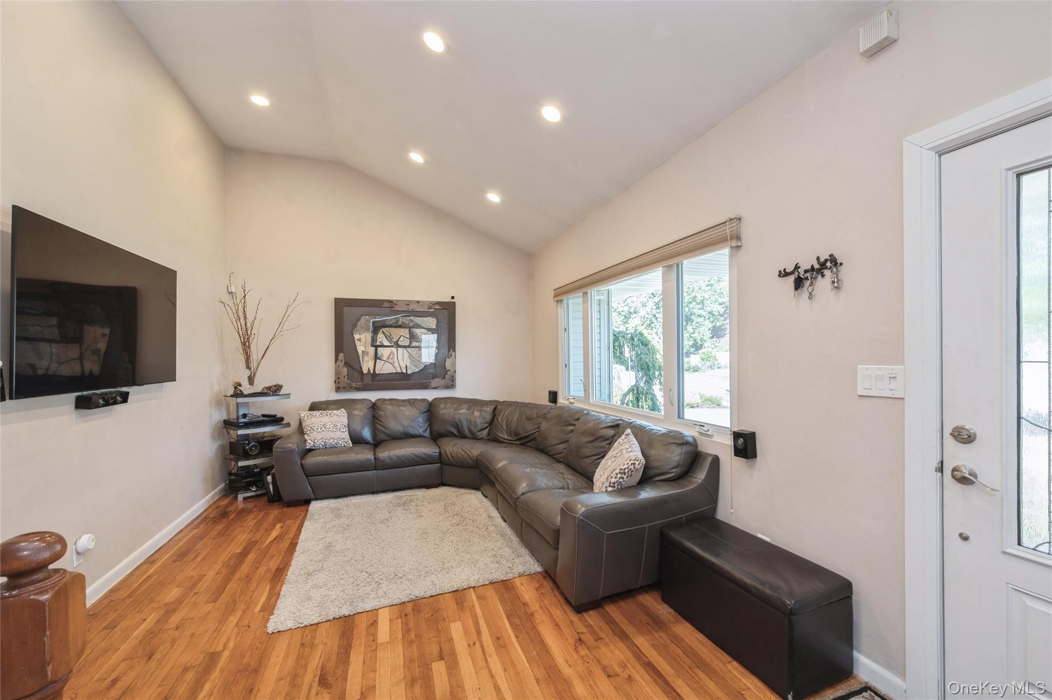 18 Lois Lane, Farmingdale, NY 11735