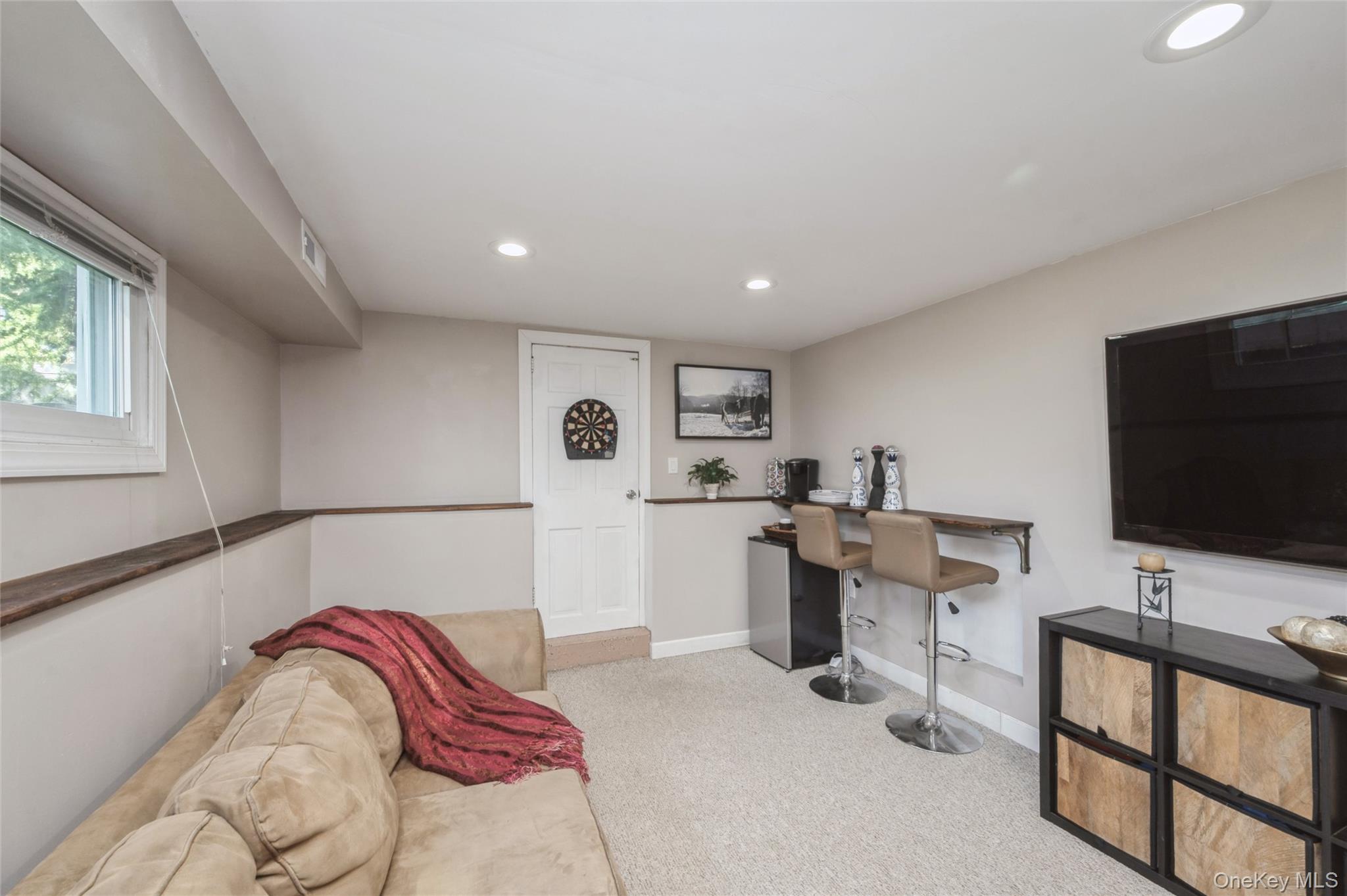 18 Lois Lane, Farmingdale, NY 11735