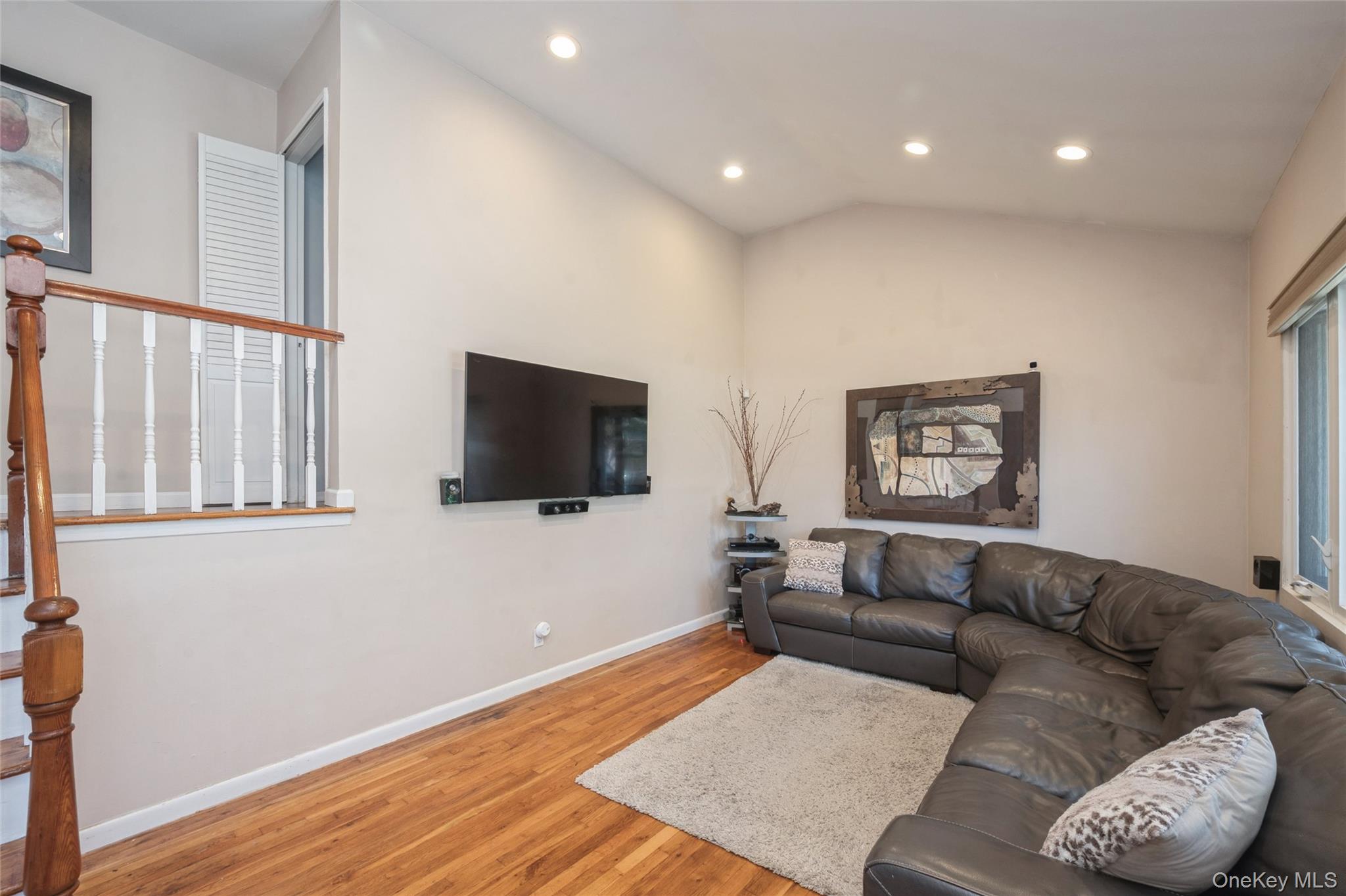 18 Lois Lane, Farmingdale, NY 11735