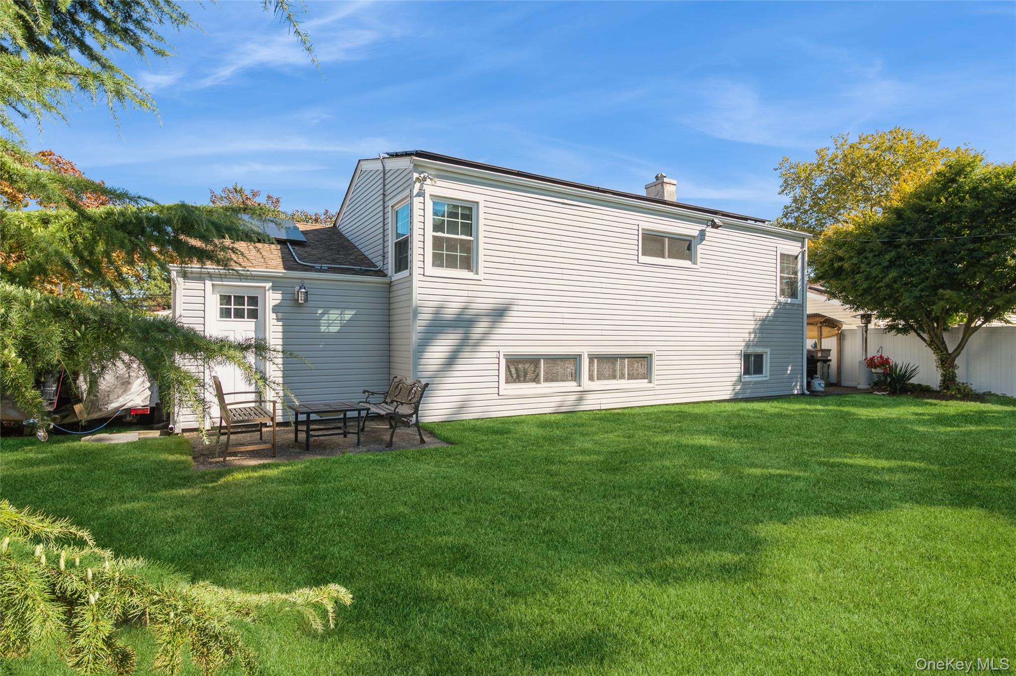 18 Lois Lane, Farmingdale, NY 11735