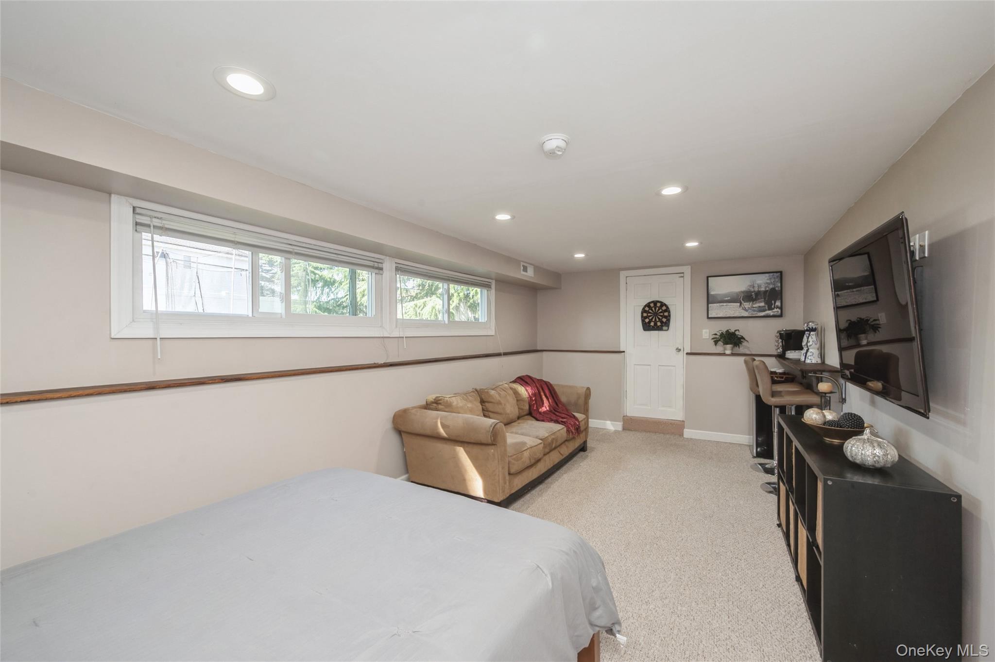 18 Lois Lane, Farmingdale, NY 11735