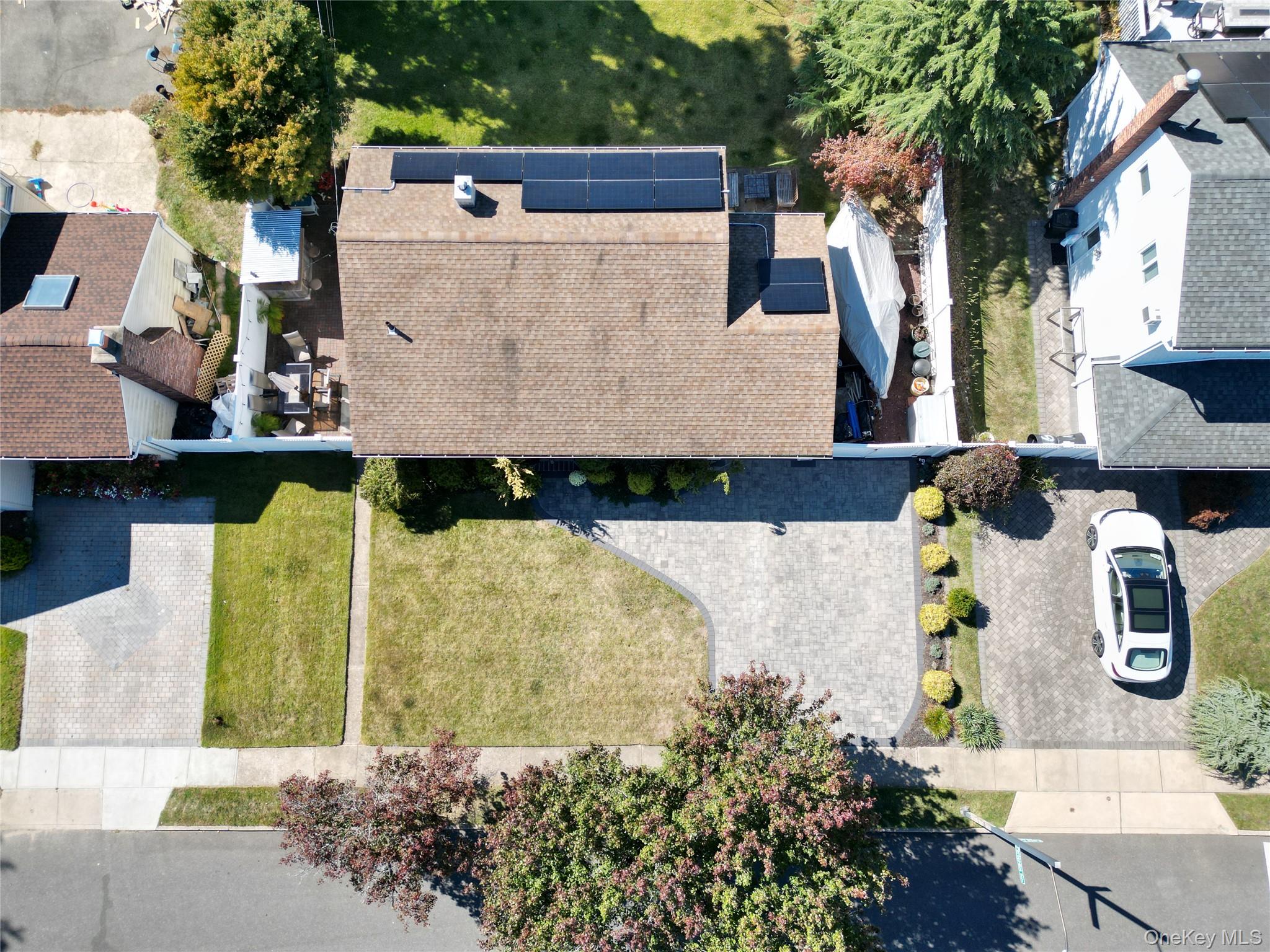 18 Lois Lane, Farmingdale, NY 11735