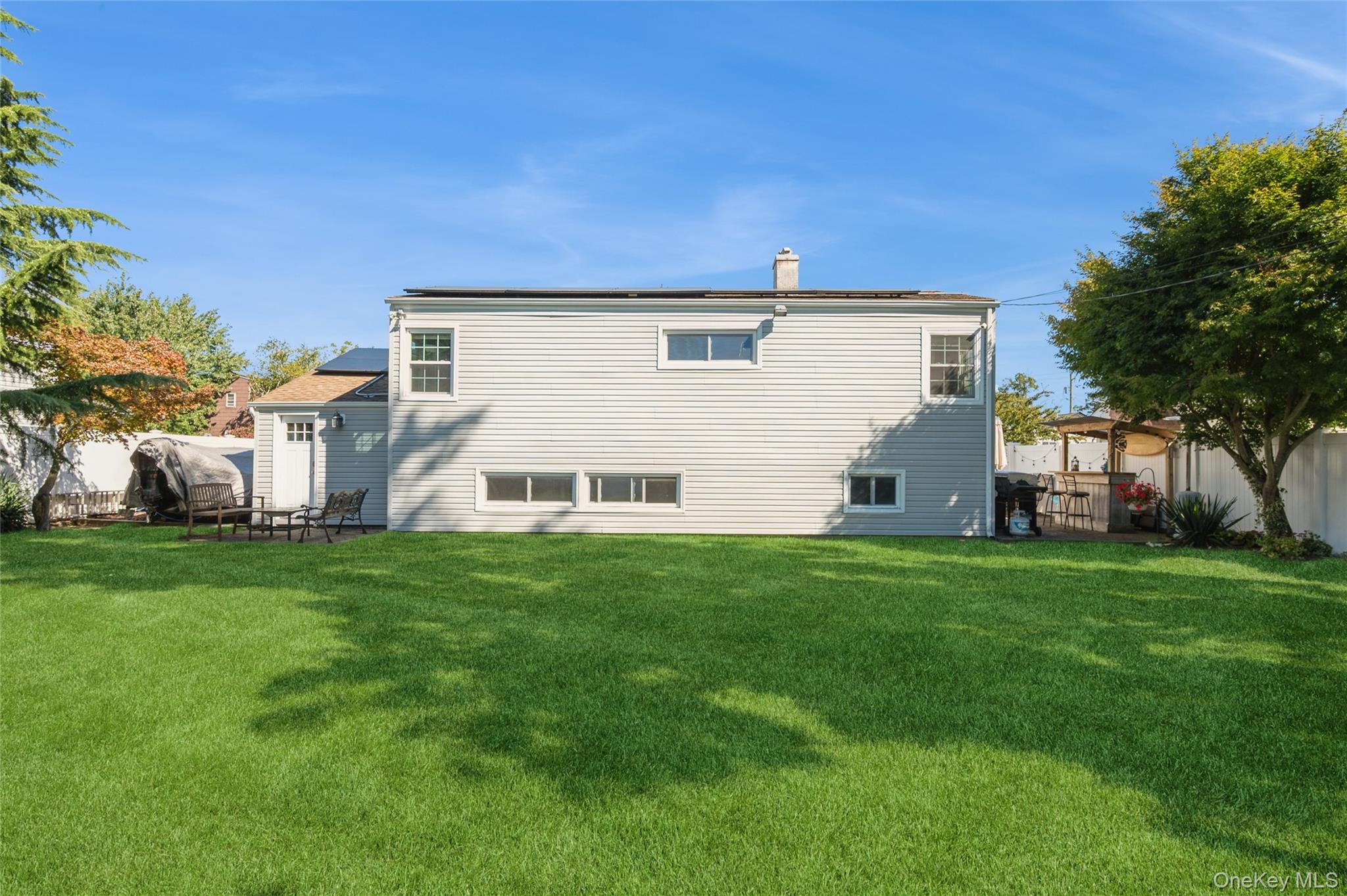 18 Lois Lane, Farmingdale, NY 11735