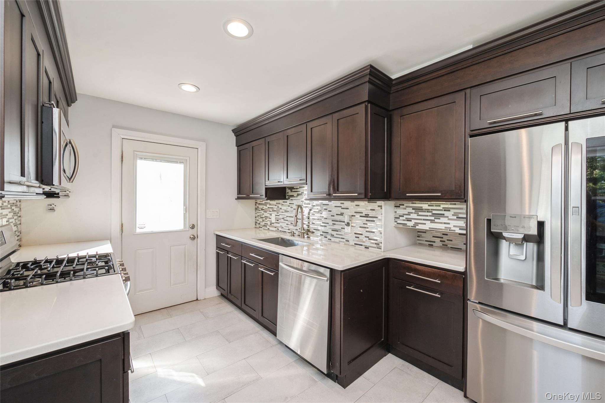 18 Lois Lane, Farmingdale, NY 11735