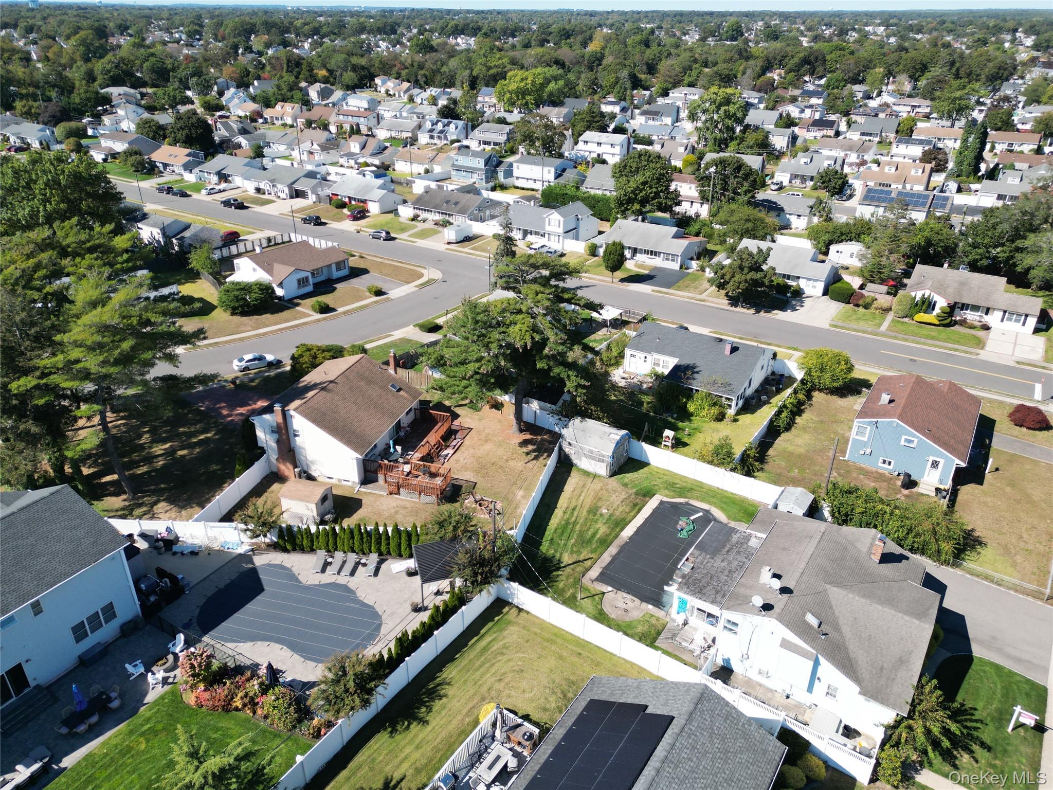 18 Lois Lane, Farmingdale, NY 11735