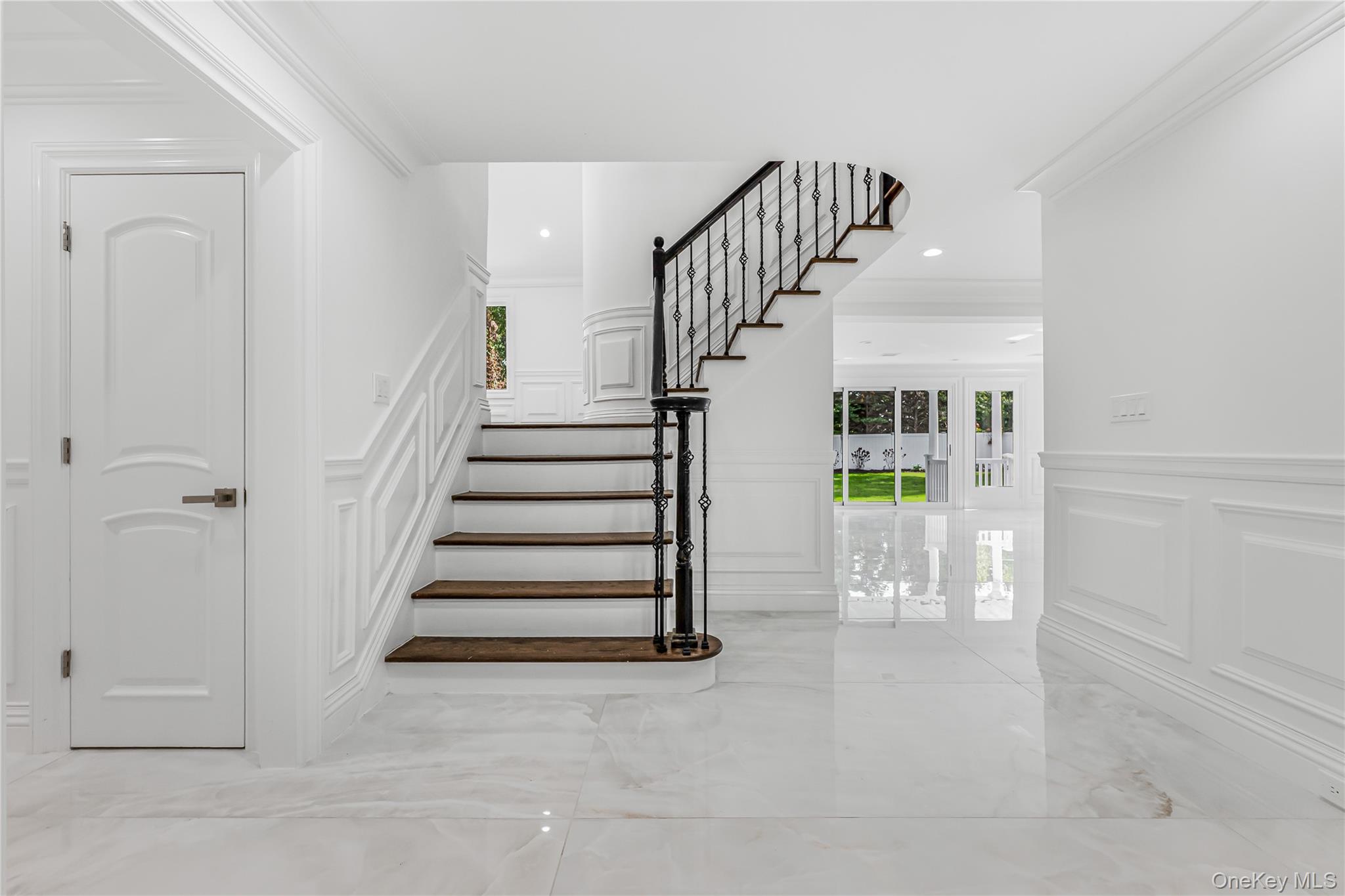 15 Southwick Court, Plainview, NY 11803