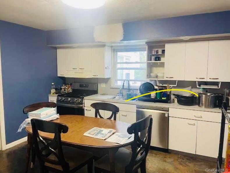 114 Camdike St, Valley Stream, NY 11580