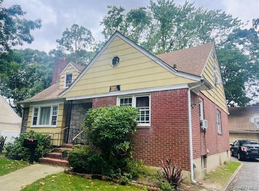 114 Camdike St, Valley Stream, NY 11580