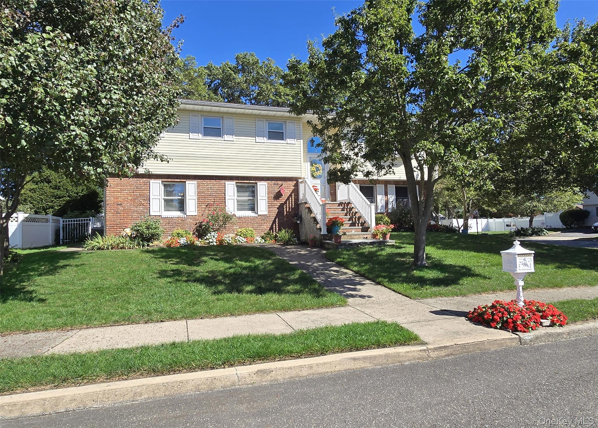 70 Parkside Street, Holbrook, NY 11741