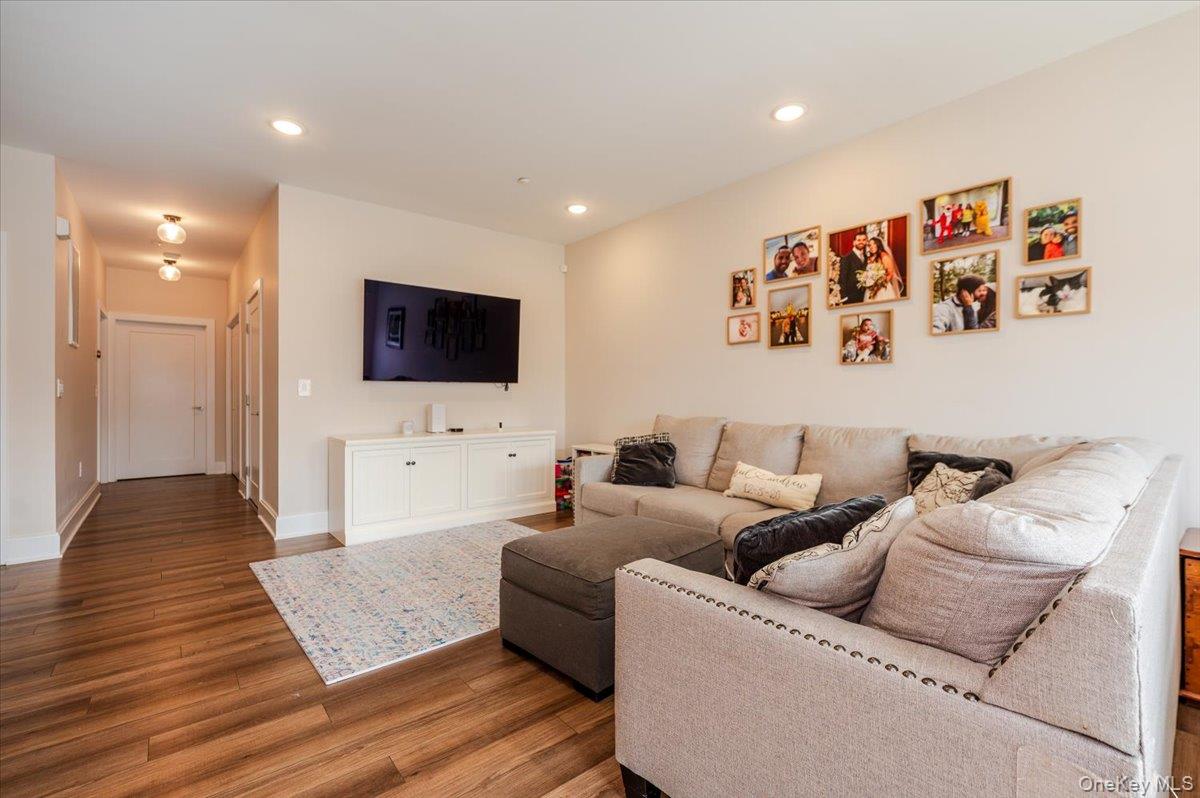 206 White Rose Lane # 206, East Meadow, NY 11554