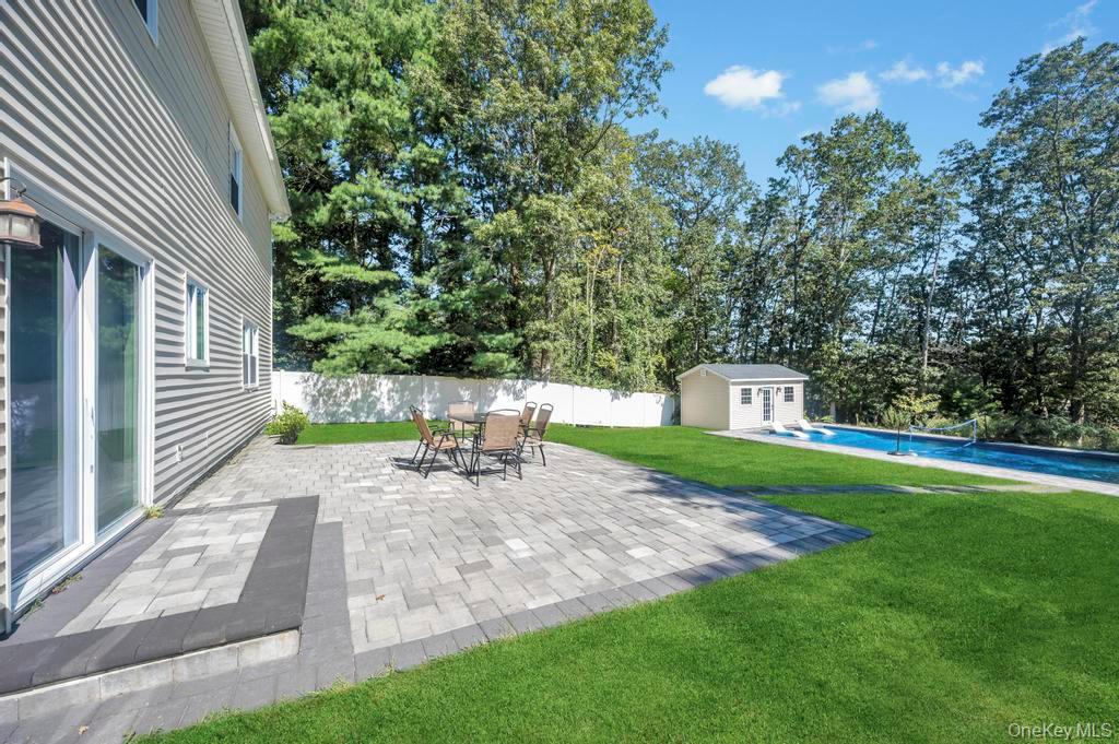 18 Stonehurst Lane, Dix Hills, NY 11746