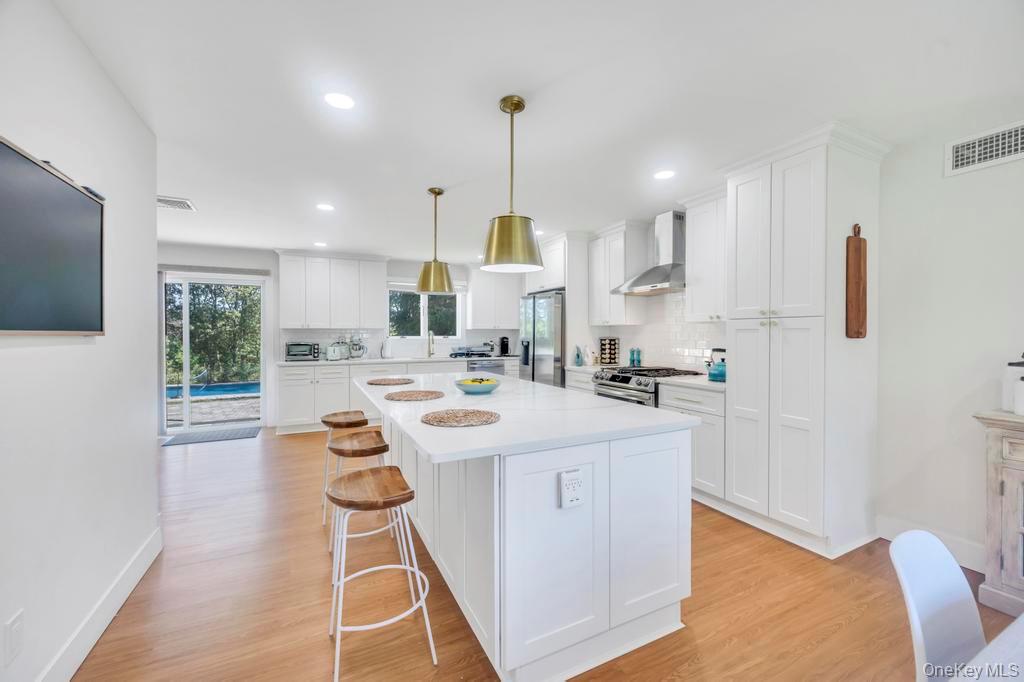 18 Stonehurst Lane, Dix Hills, NY 11746