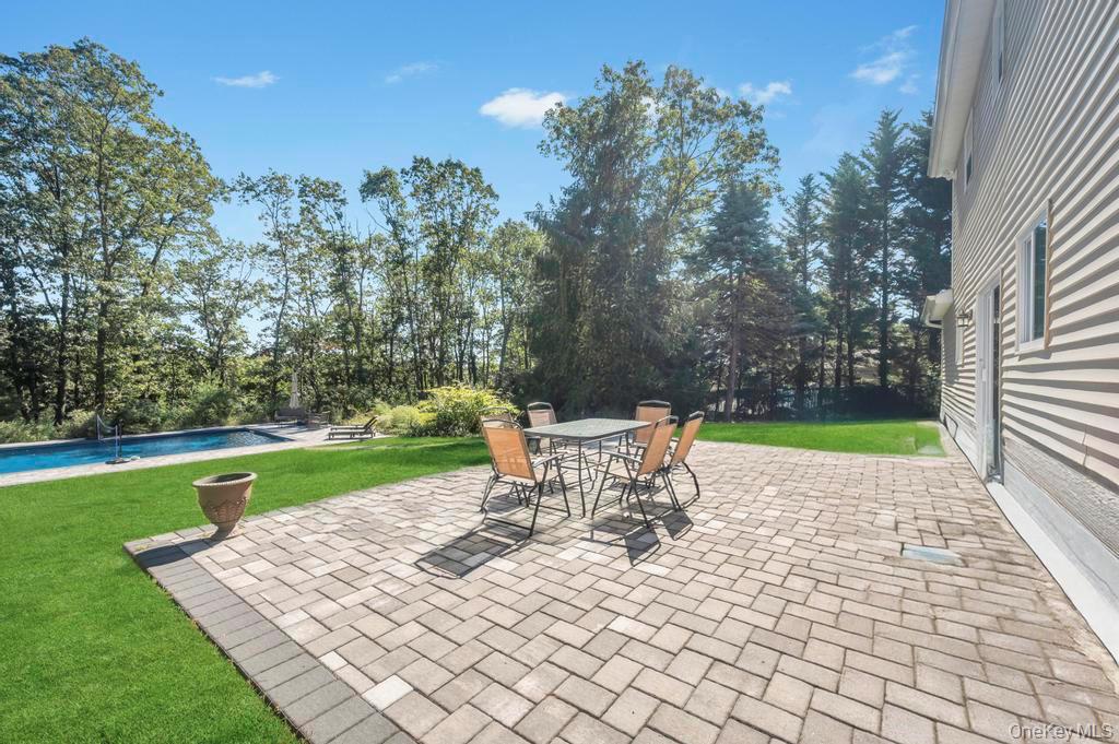 18 Stonehurst Lane, Dix Hills, NY 11746