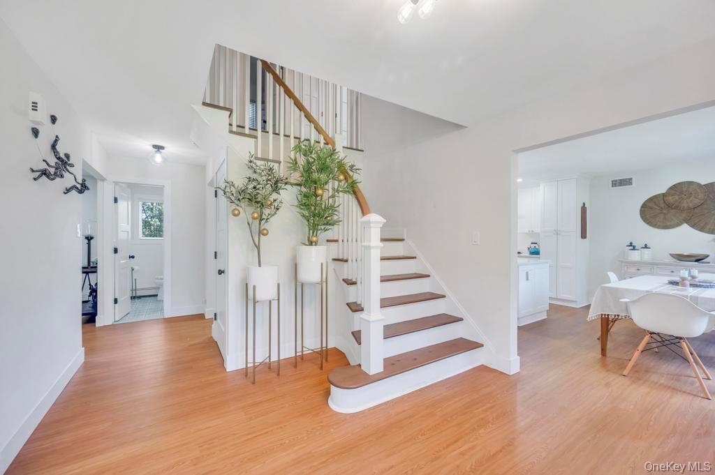 18 Stonehurst Lane, Dix Hills, NY 11746