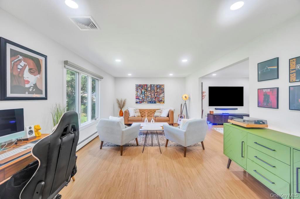 18 Stonehurst Lane, Dix Hills, NY 11746