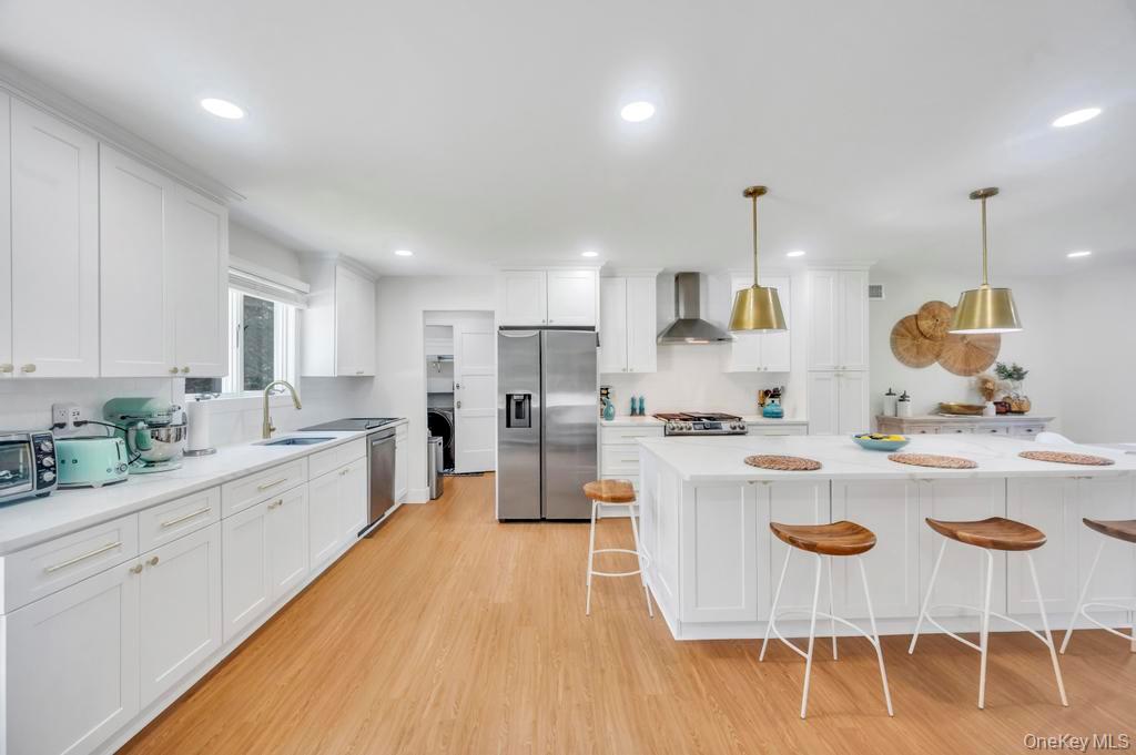 18 Stonehurst Lane, Dix Hills, NY 11746