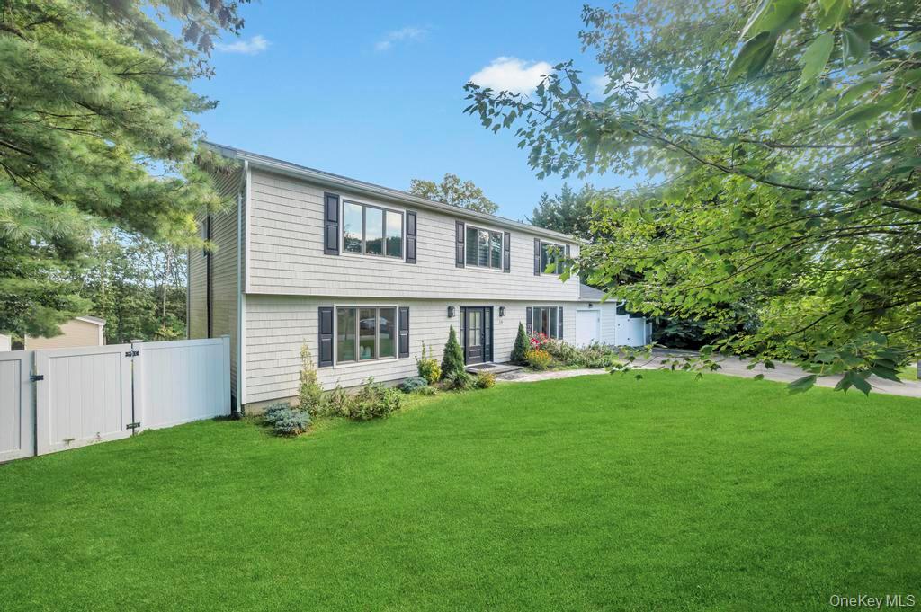 18 Stonehurst Lane, Dix Hills, NY 11746