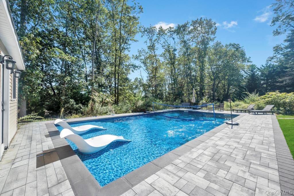 18 Stonehurst Lane, Dix Hills, NY 11746