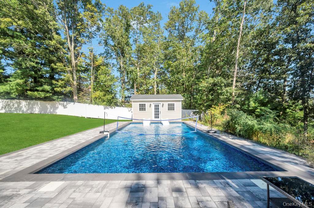 18 Stonehurst Lane, Dix Hills, NY 11746