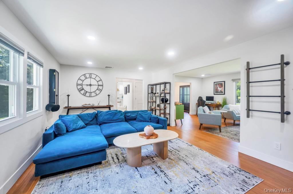 18 Stonehurst Lane, Dix Hills, NY 11746