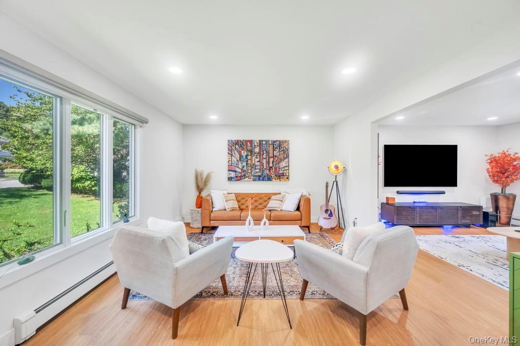 18 Stonehurst Lane, Dix Hills, NY 11746