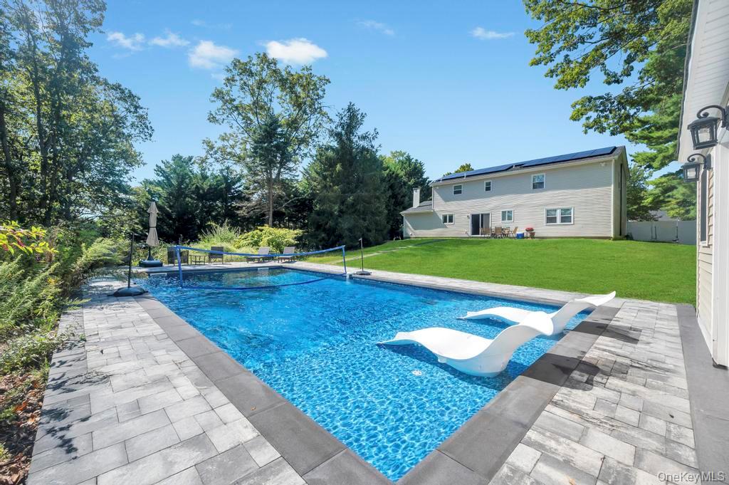 18 Stonehurst Lane, Dix Hills, NY 11746