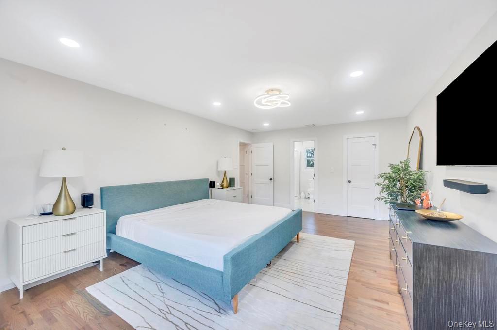 18 Stonehurst Lane, Dix Hills, NY 11746