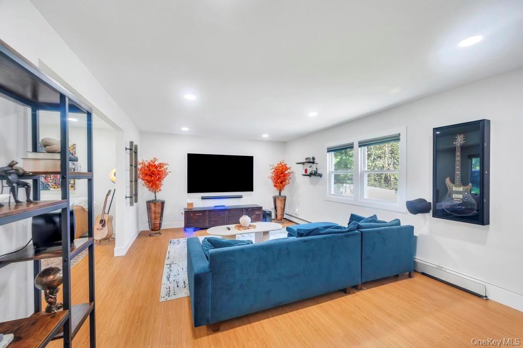 18 Stonehurst Lane, Dix Hills, NY 11746