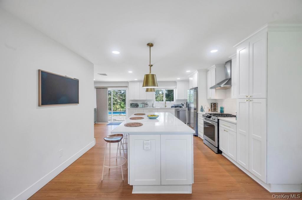 18 Stonehurst Lane, Dix Hills, NY 11746