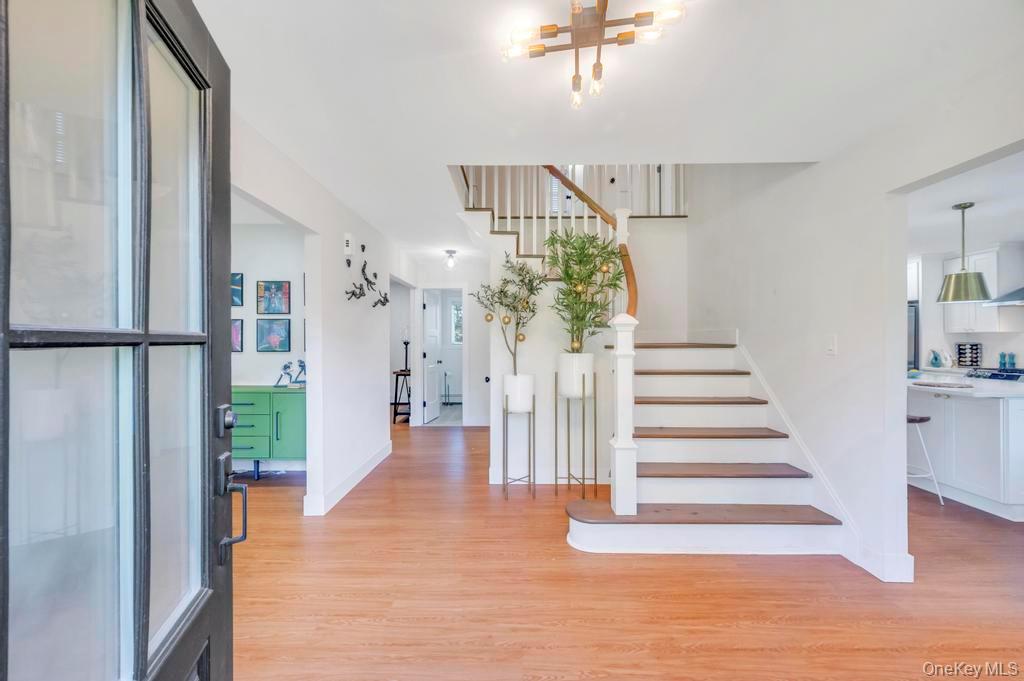 18 Stonehurst Lane, Dix Hills, NY 11746