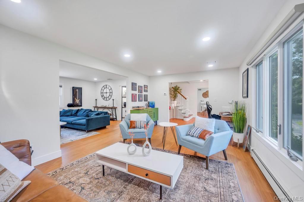 18 Stonehurst Lane, Dix Hills, NY 11746